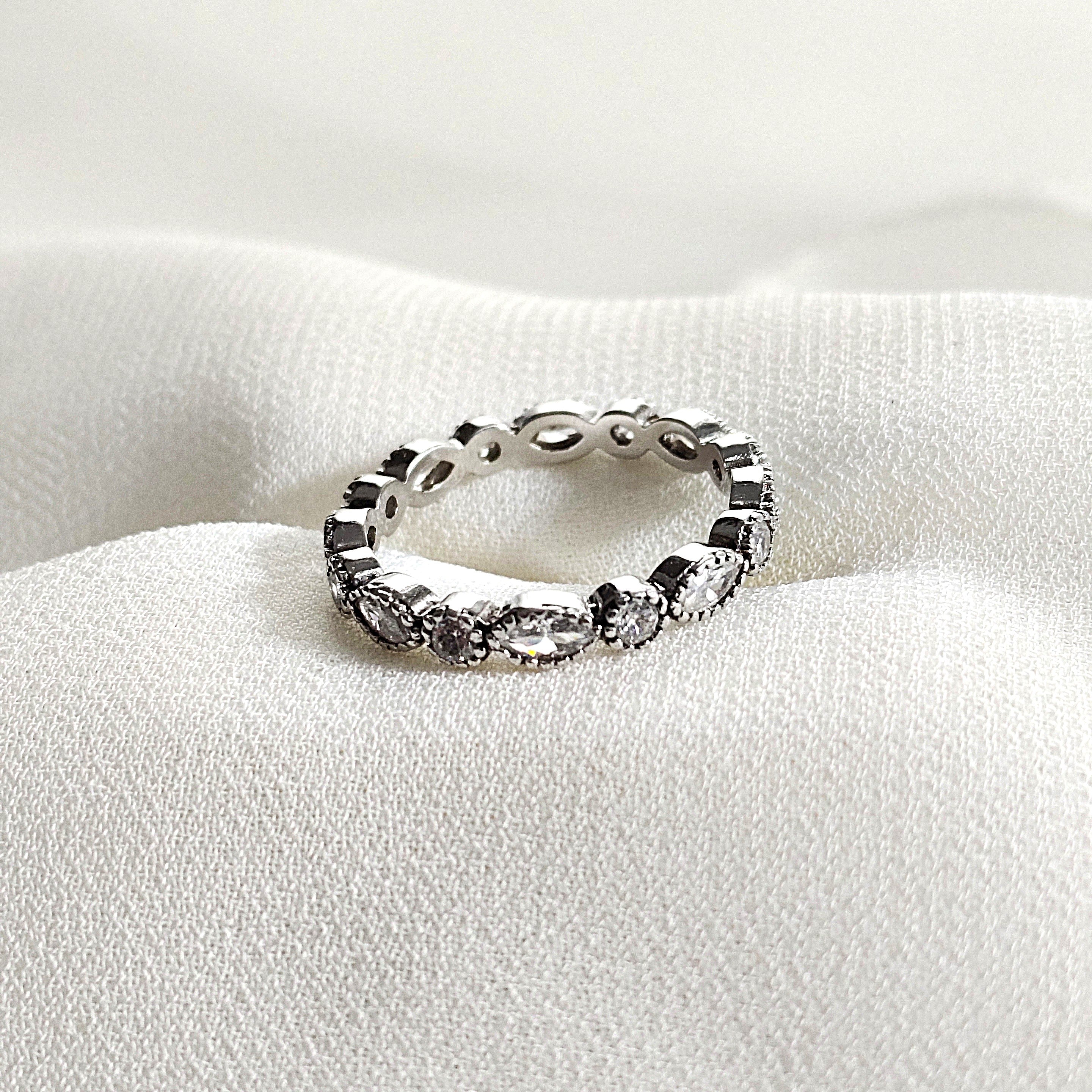 Bague en argent 925 “Élégance Éternelle” – Zircons taille baguette Bague en argent 925 “Élégance Éternelle” – Zircons taille baguette