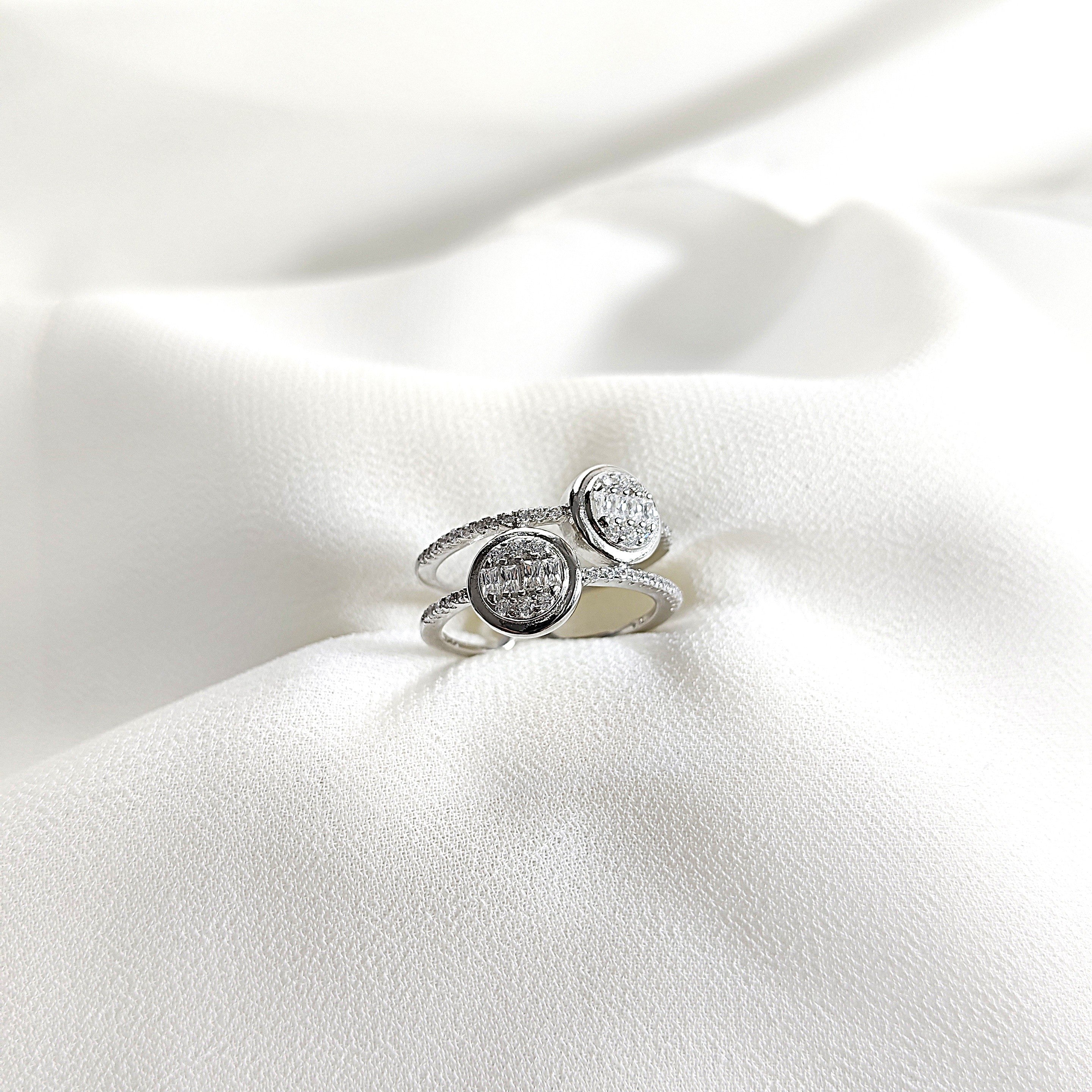 Bague en argent 925 “Double Éclat” – Design ouvert serti de zircons Bague en argent 925 “Double Éclat” – Design ouvert serti de zircons