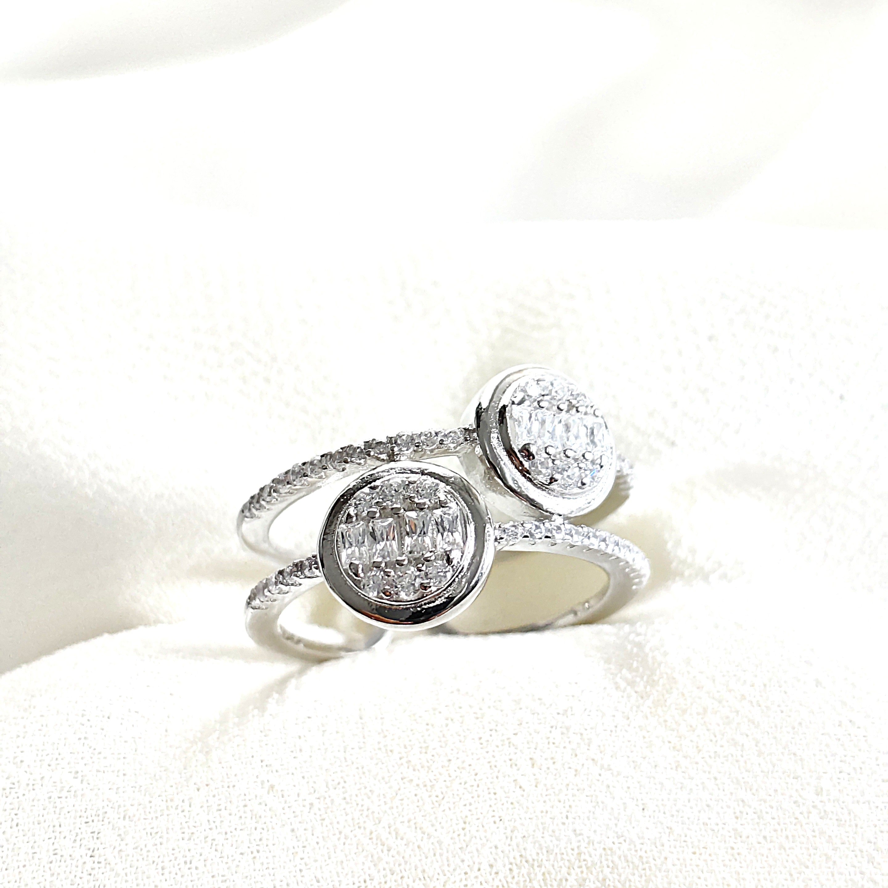 Bague en argent 925 “Double Éclat” – Design ouvert serti de zircons Bague en argent 925 “Double Éclat” – Design ouvert serti de zircons