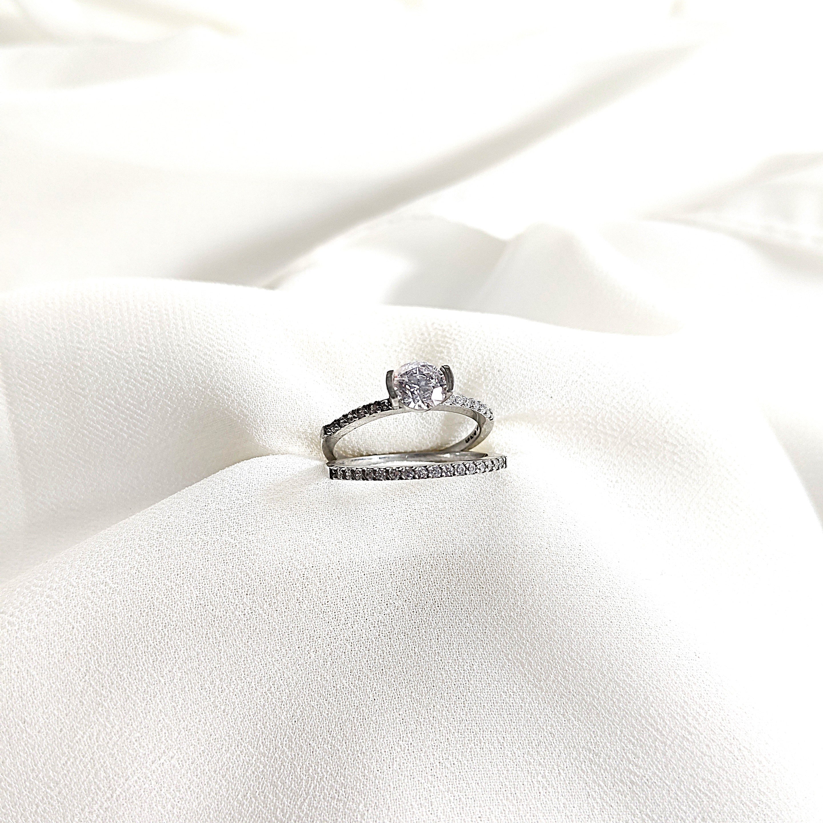 Duo de bagues en argent 925 “Éclat d’Amour” – Solitaire et alliance pavée Duo de bagues en argent 925 “Éclat d’Amour” – Solitaire et alliance pavée