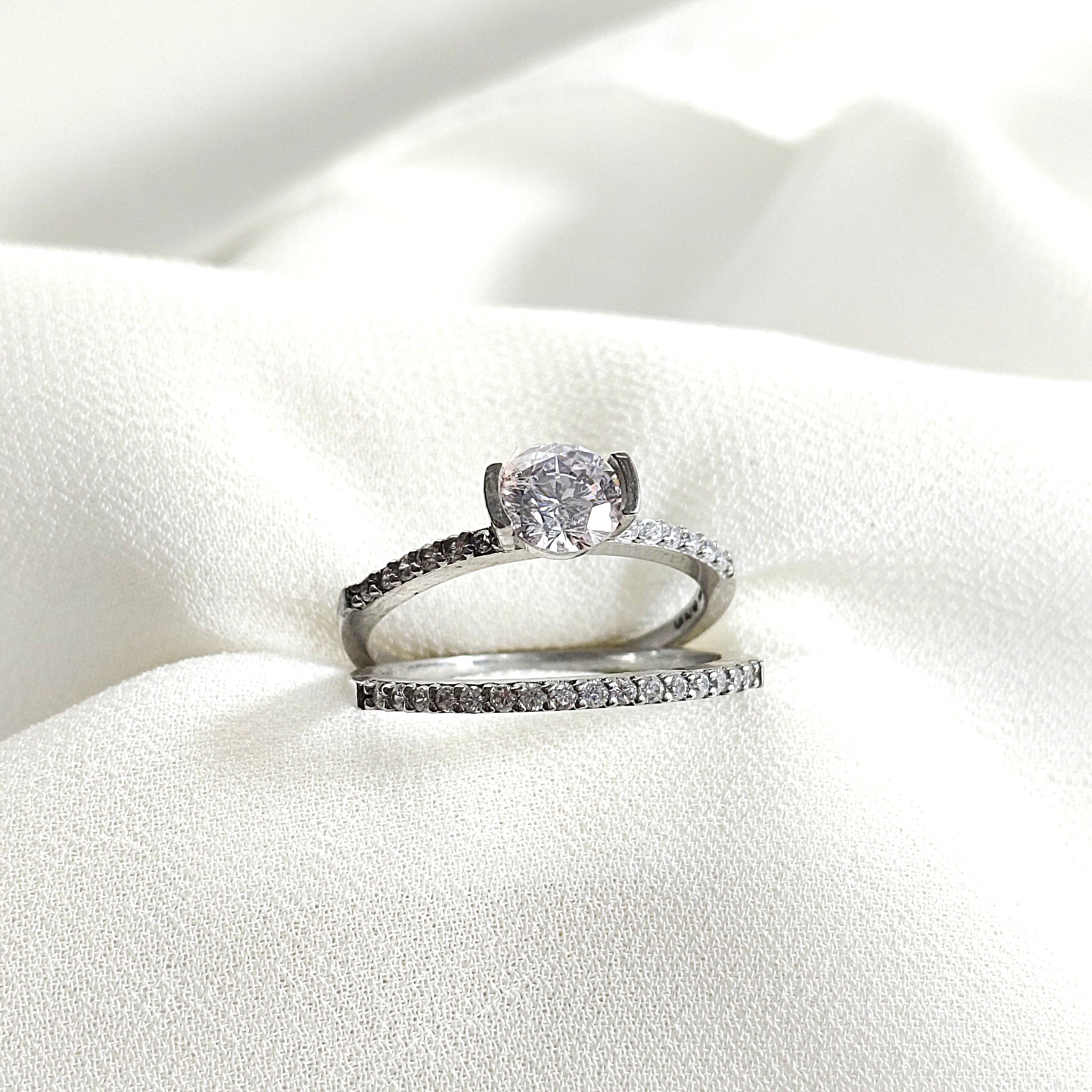 Duo de bagues en argent 925 “Éclat d’Amour” – Solitaire et alliance pavée Duo de bagues en argent 925 “Éclat d’Amour” – Solitaire et alliance pavée