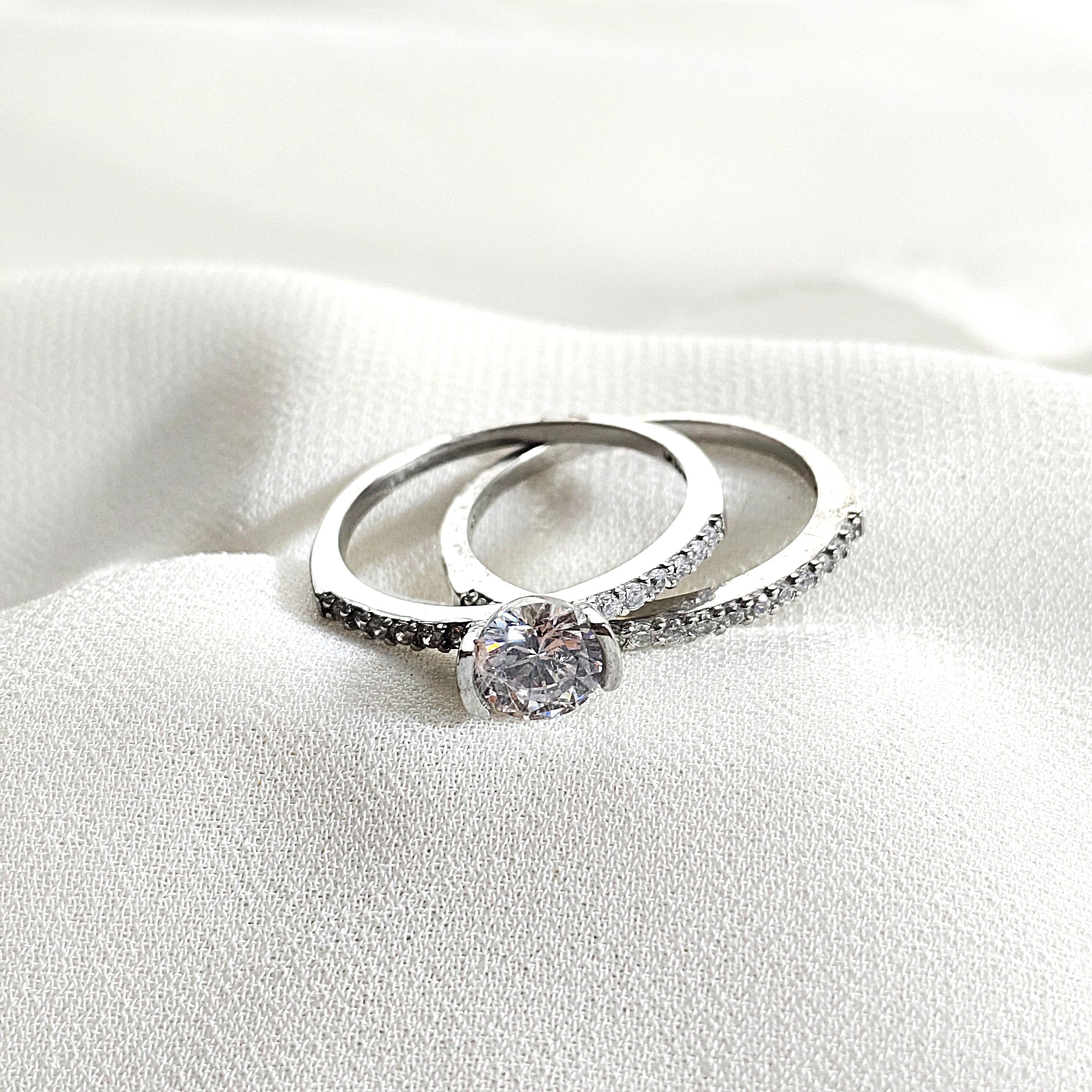 Duo de bagues en argent 925 “Éclat d’Amour” – Solitaire et alliance pavée Duo de bagues en argent 925 “Éclat d’Amour” – Solitaire et alliance pavée