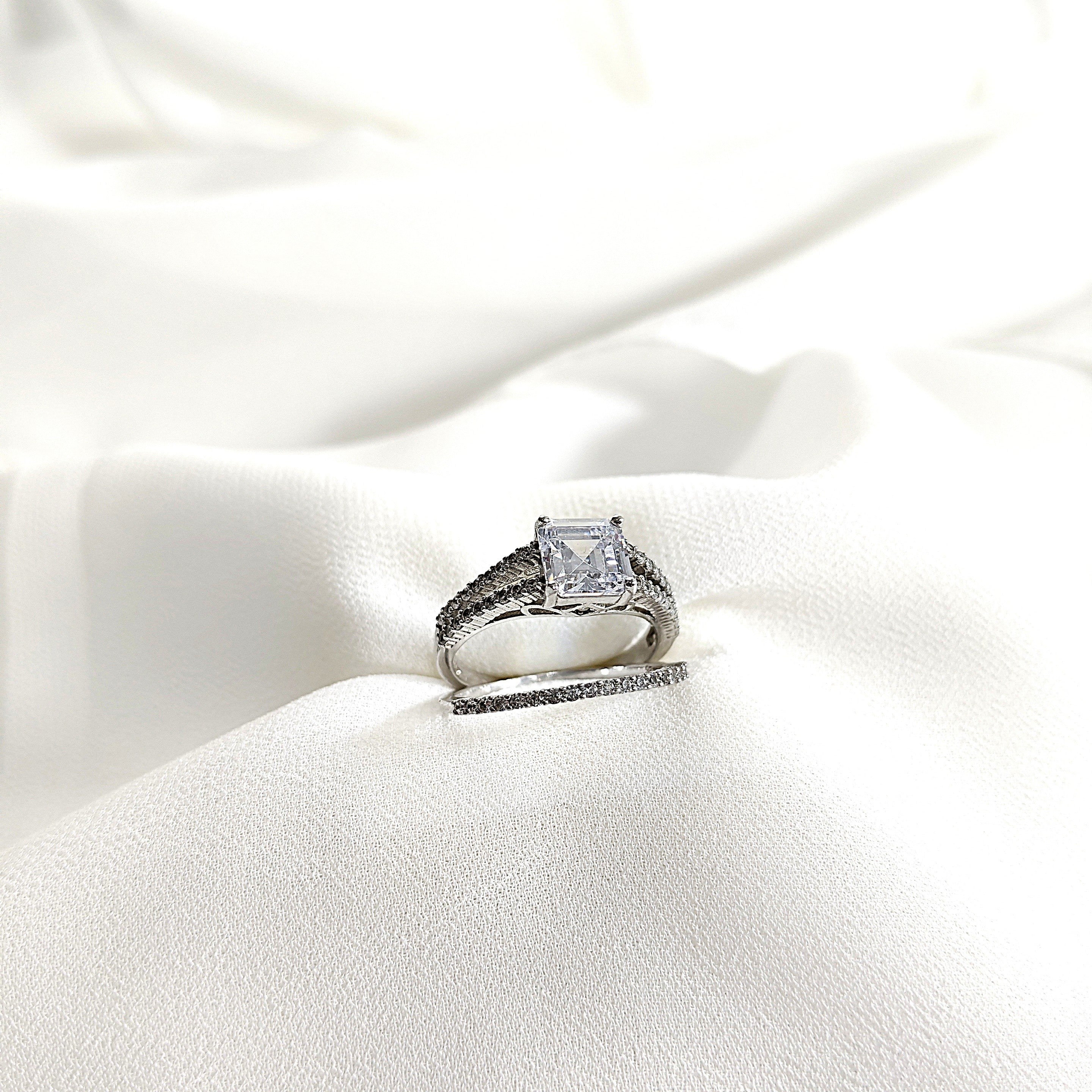 Bague en argent 925 “Royale Éternité” – Duo serti d’un zircon carré étincelant Bague en argent 925 “Royale Éternité” – Duo serti d’un zircon carré étincelant