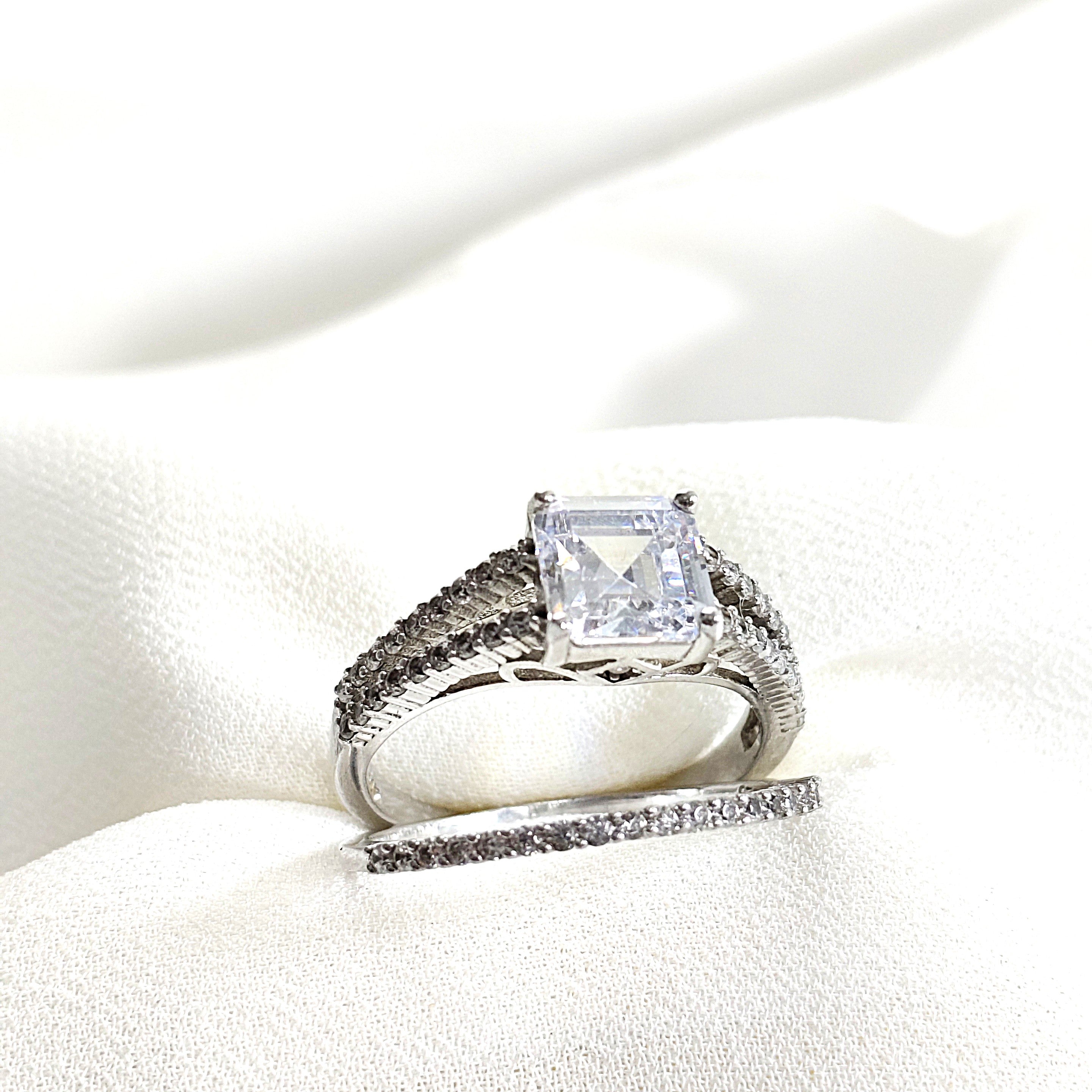 Bague en argent 925 “Royale Éternité” – Duo serti d’un zircon carré étincelant Bague en argent 925 “Royale Éternité” – Duo serti d’un zircon carré étincelant