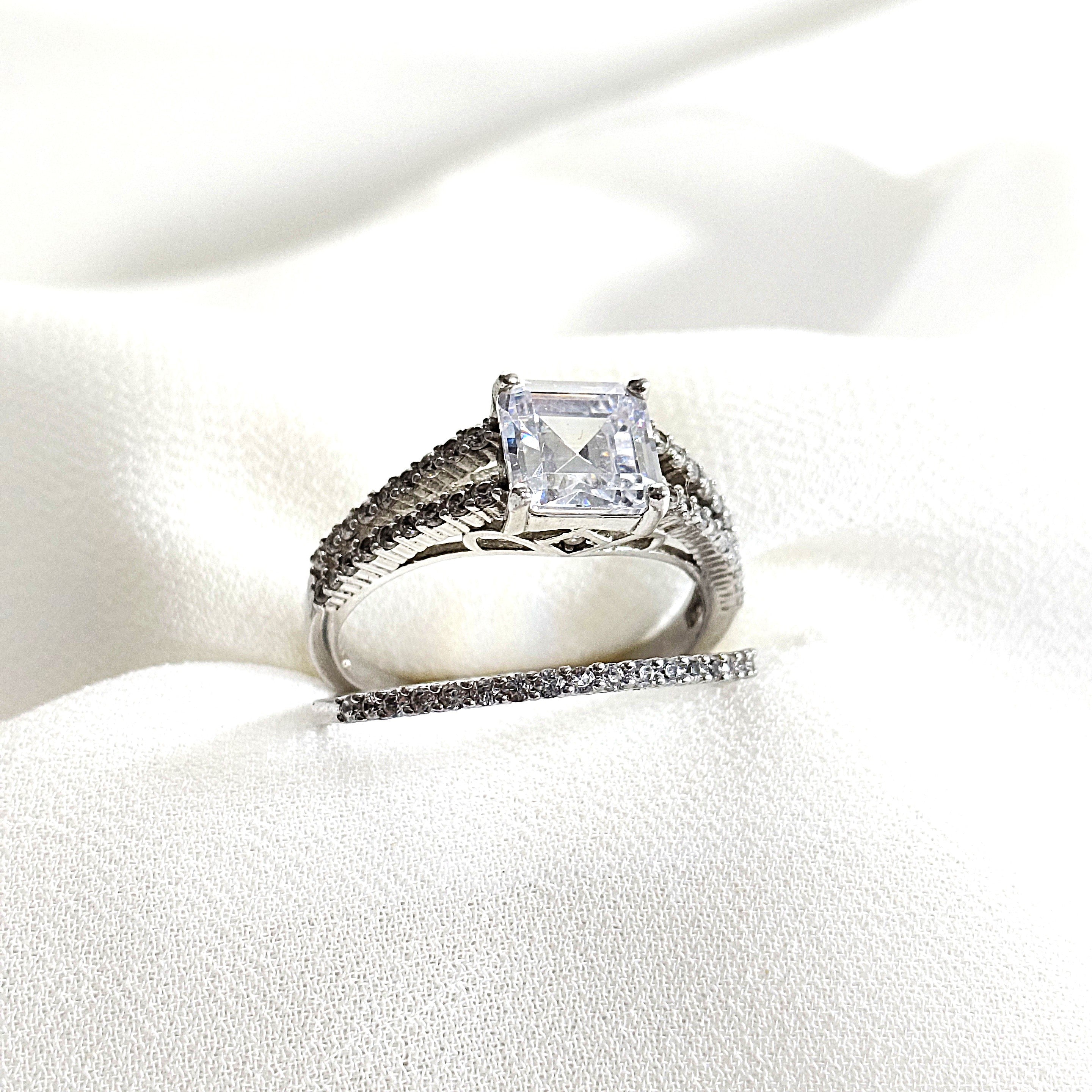 Bague en argent 925 “Royale Éternité” – Duo serti d’un zircon carré étincelant Bague en argent 925 “Royale Éternité” – Duo serti d’un zircon carré étincelant