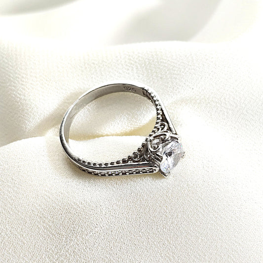 Bague en argent 925 “Élégance Vintage” – Solitaire zircon au style royal