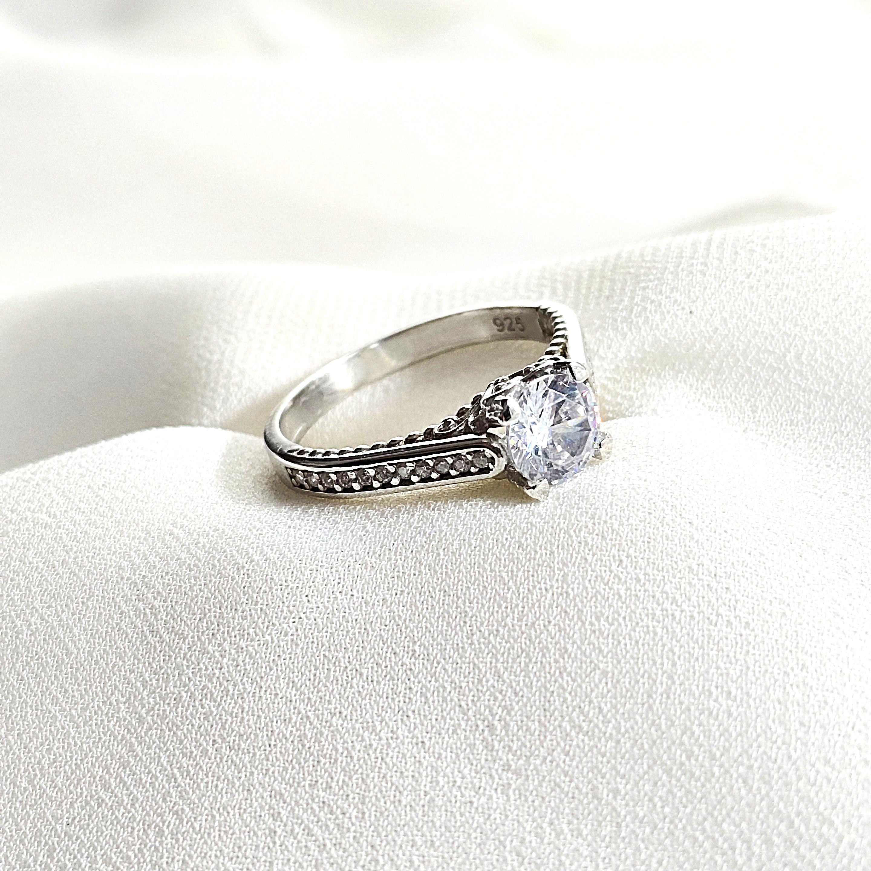 Bague en argent 925 “Élégance Vintage” – Solitaire zircon au style royal Bague en argent 925 “Élégance Vintage” – Solitaire zircon au style royal
