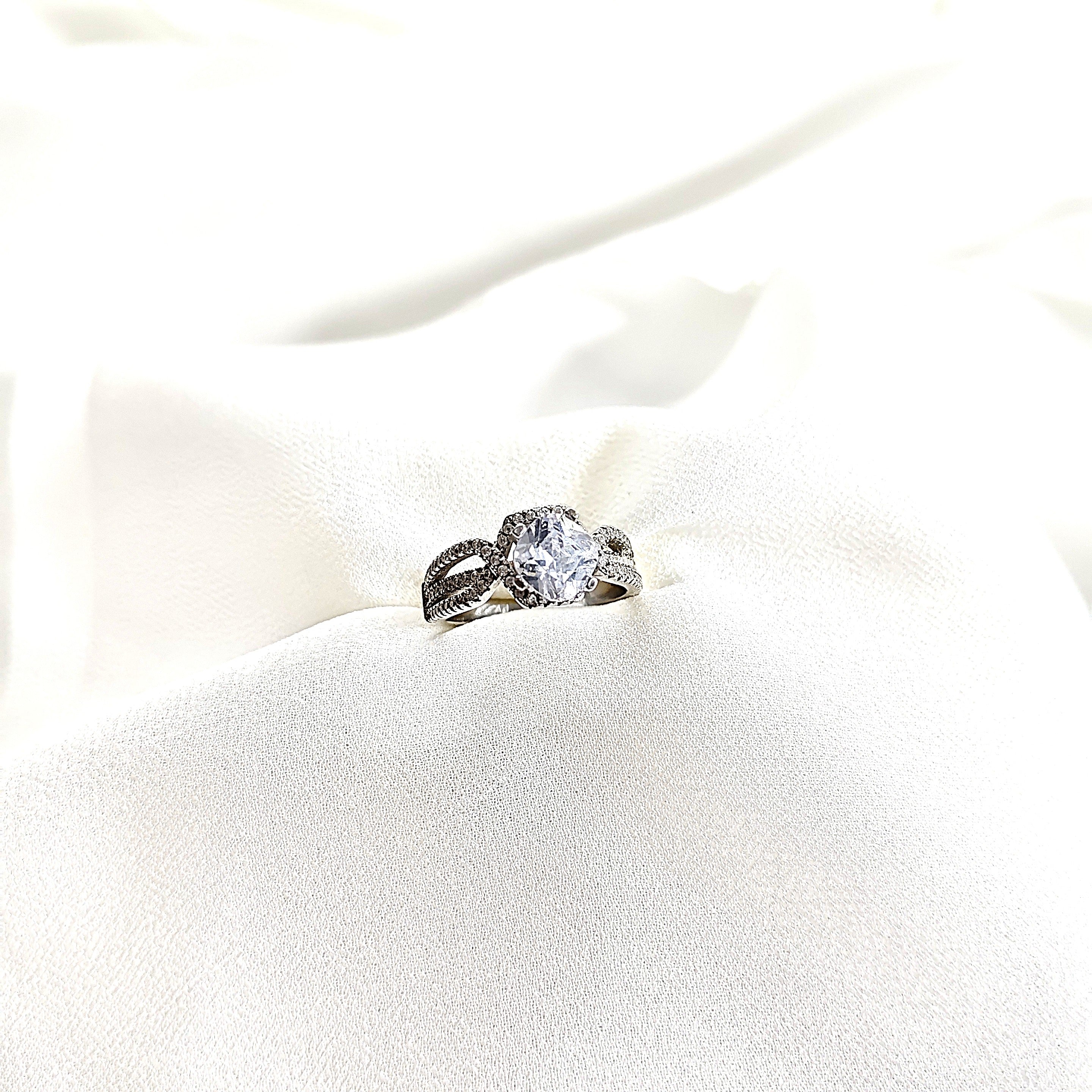 Bague en argent 925 “Étreinte Éternelle” – Solitaire zircon au design entrelacé Bague en argent 925 “Étreinte Éternelle” – Solitaire zircon au design entrelacé