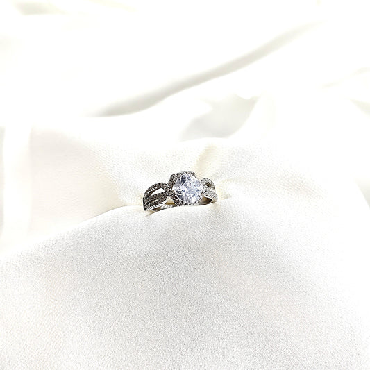 Bague en argent 925 “Étreinte Éternelle” – Solitaire zircon au design entrelacé