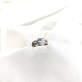 Bague en argent 925 “Étreinte Éternelle” – Solitaire zircon au design entrelacé Bague en argent 925 “Étreinte Éternelle” – Solitaire zircon au design entrelacé