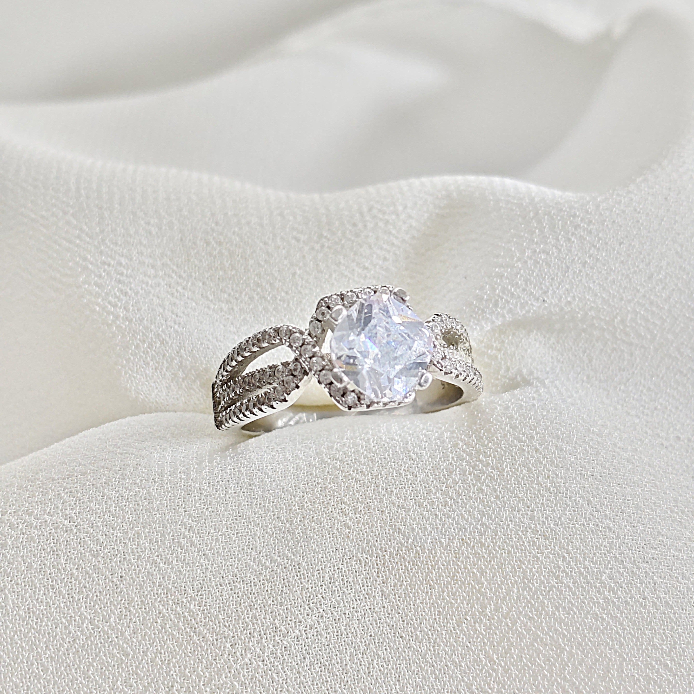 Bague en argent 925 “Étreinte Éternelle” – Solitaire zircon au design entrelacé Bague en argent 925 “Étreinte Éternelle” – Solitaire zircon au design entrelacé