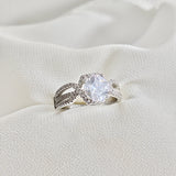Bague en argent 925 “Étreinte Éternelle” – Solitaire zircon au design entrelacé Bague en argent 925 “Étreinte Éternelle” – Solitaire zircon au design entrelacé
