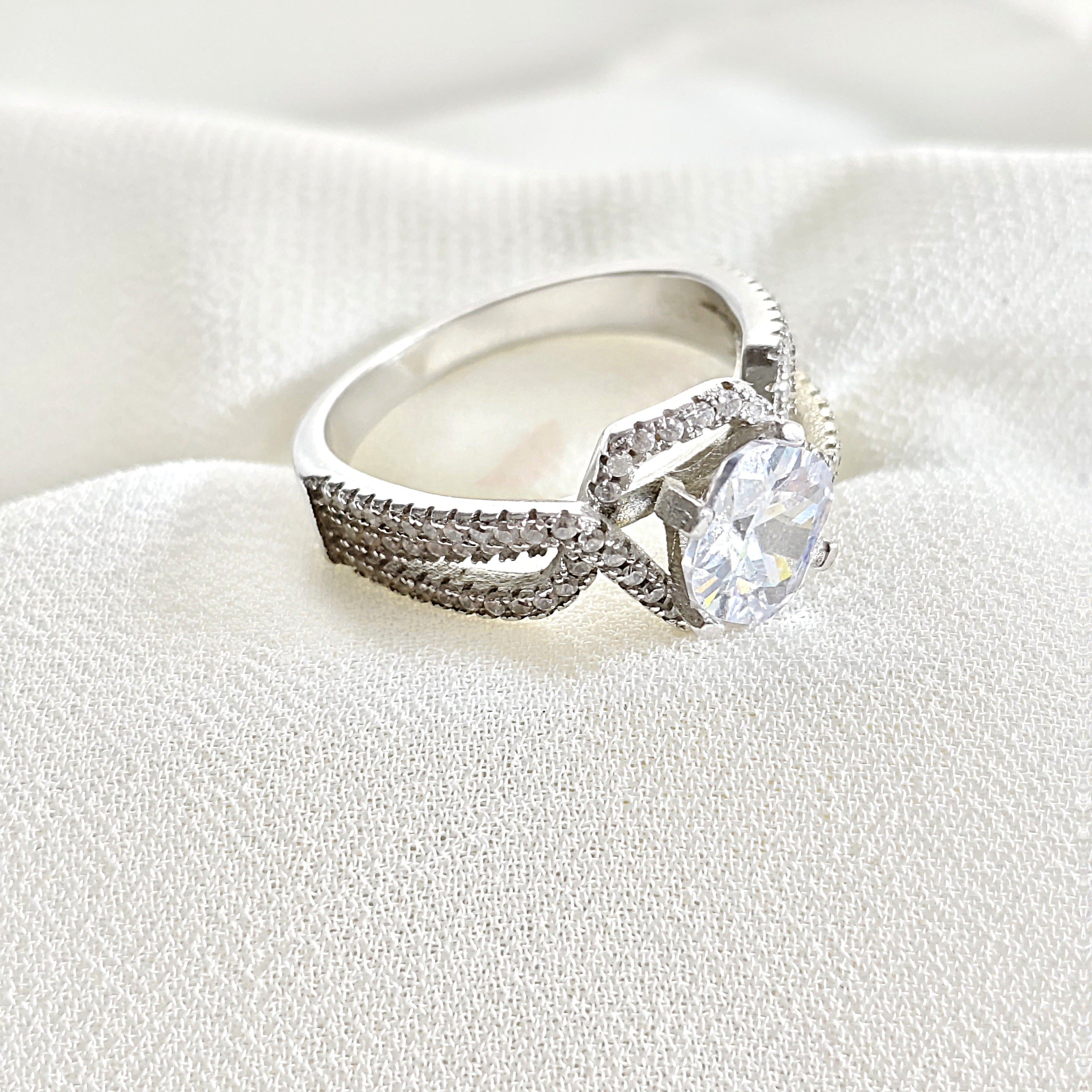 Bague en argent 925 “Étreinte Éternelle” – Solitaire zircon au design entrelacé Bague en argent 925 “Étreinte Éternelle” – Solitaire zircon au design entrelacé