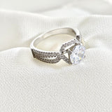 Bague en argent 925 “Étreinte Éternelle” – Solitaire zircon au design entrelacé Bague en argent 925 “Étreinte Éternelle” – Solitaire zircon au design entrelacé