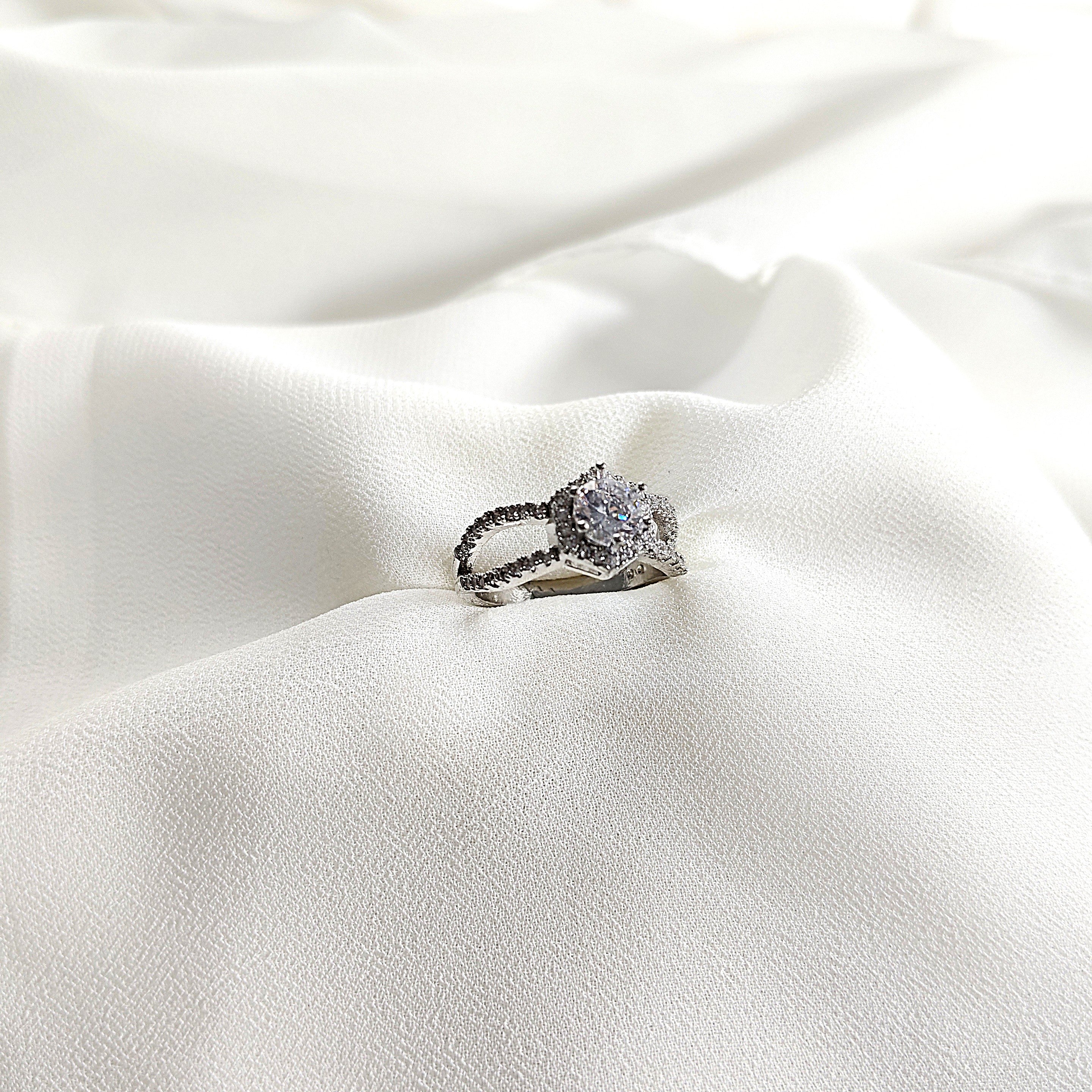 Bague en argent 925 Étreinte Éternelle – Solitaire zircon au design entrelacé Bague en argent 925 Étreinte Éternelle – Solitaire zircon au design entrelacé