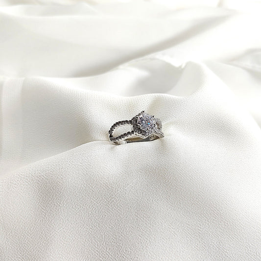 Bague en argent 925 Étreinte Éternelle – Solitaire zircon au design entrelacé