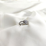 Bague en argent 925 Étreinte Éternelle – Solitaire zircon au design entrelacé Bague en argent 925 Étreinte Éternelle – Solitaire zircon au design entrelacé