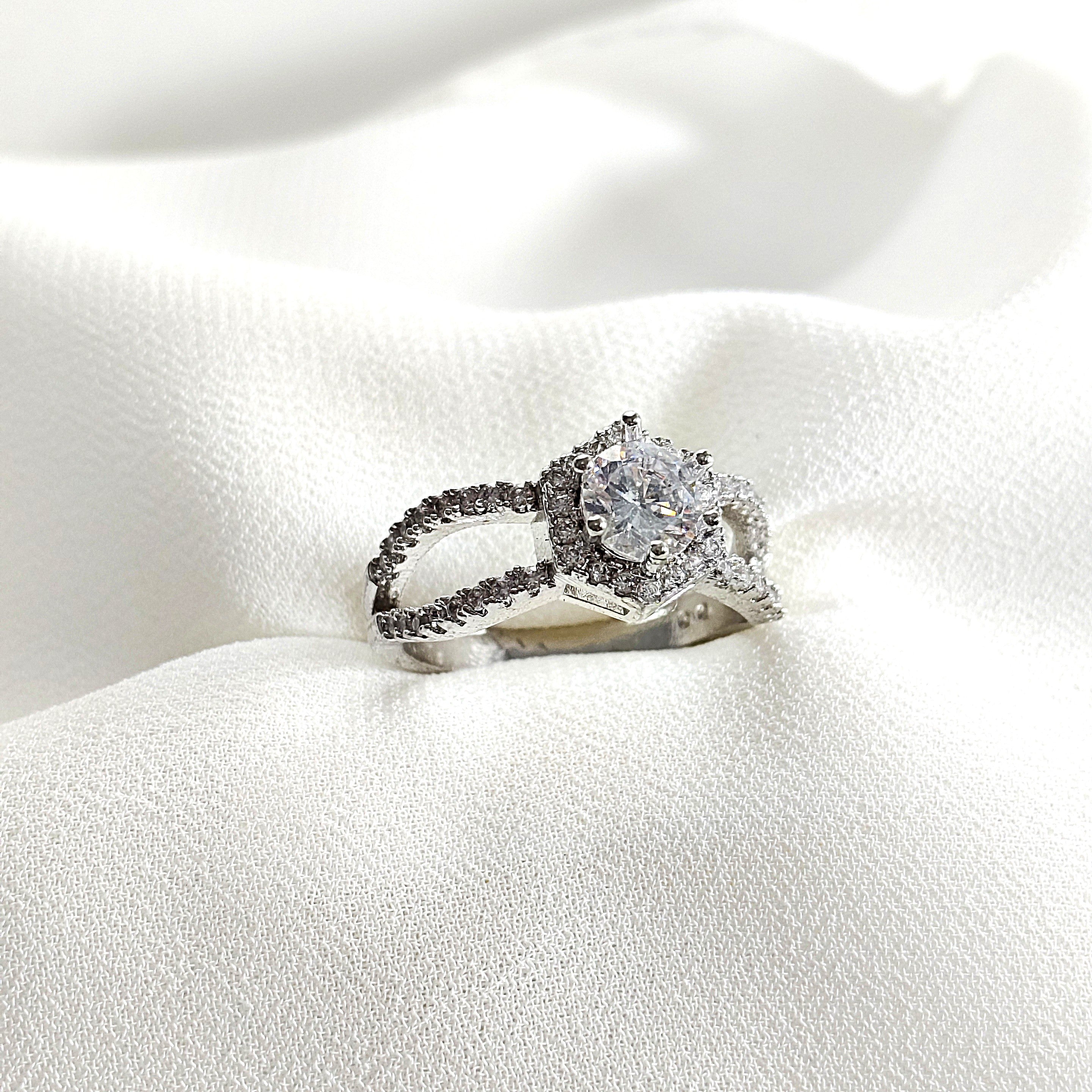 Bague en argent 925 Étreinte Éternelle – Solitaire zircon au design entrelacé Bague en argent 925 Étreinte Éternelle – Solitaire zircon au design entrelacé