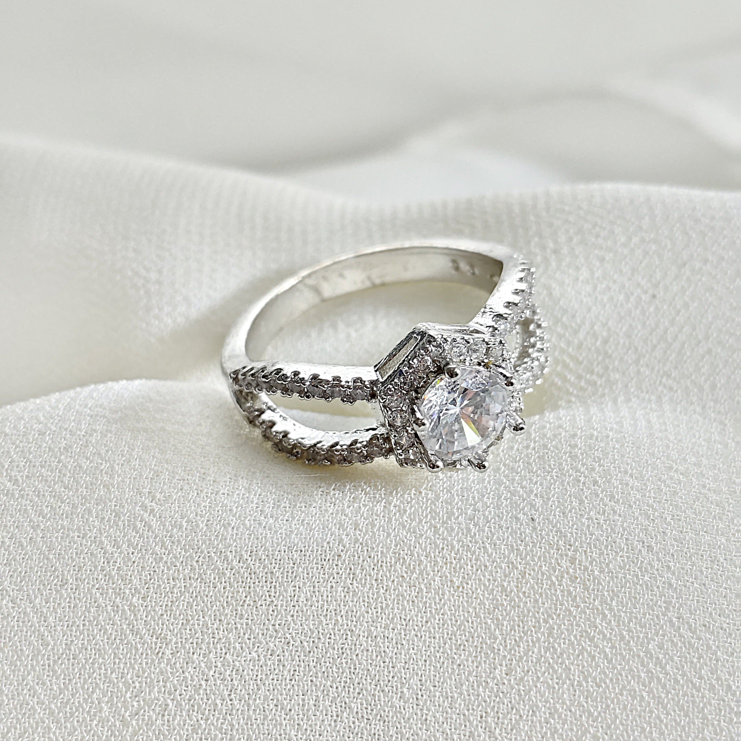 Bague en argent 925 Étreinte Éternelle – Solitaire zircon au design entrelacé Bague en argent 925 Étreinte Éternelle – Solitaire zircon au design entrelacé