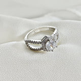 Bague en argent 925 Étreinte Éternelle – Solitaire zircon au design entrelacé Bague en argent 925 Étreinte Éternelle – Solitaire zircon au design entrelacé
