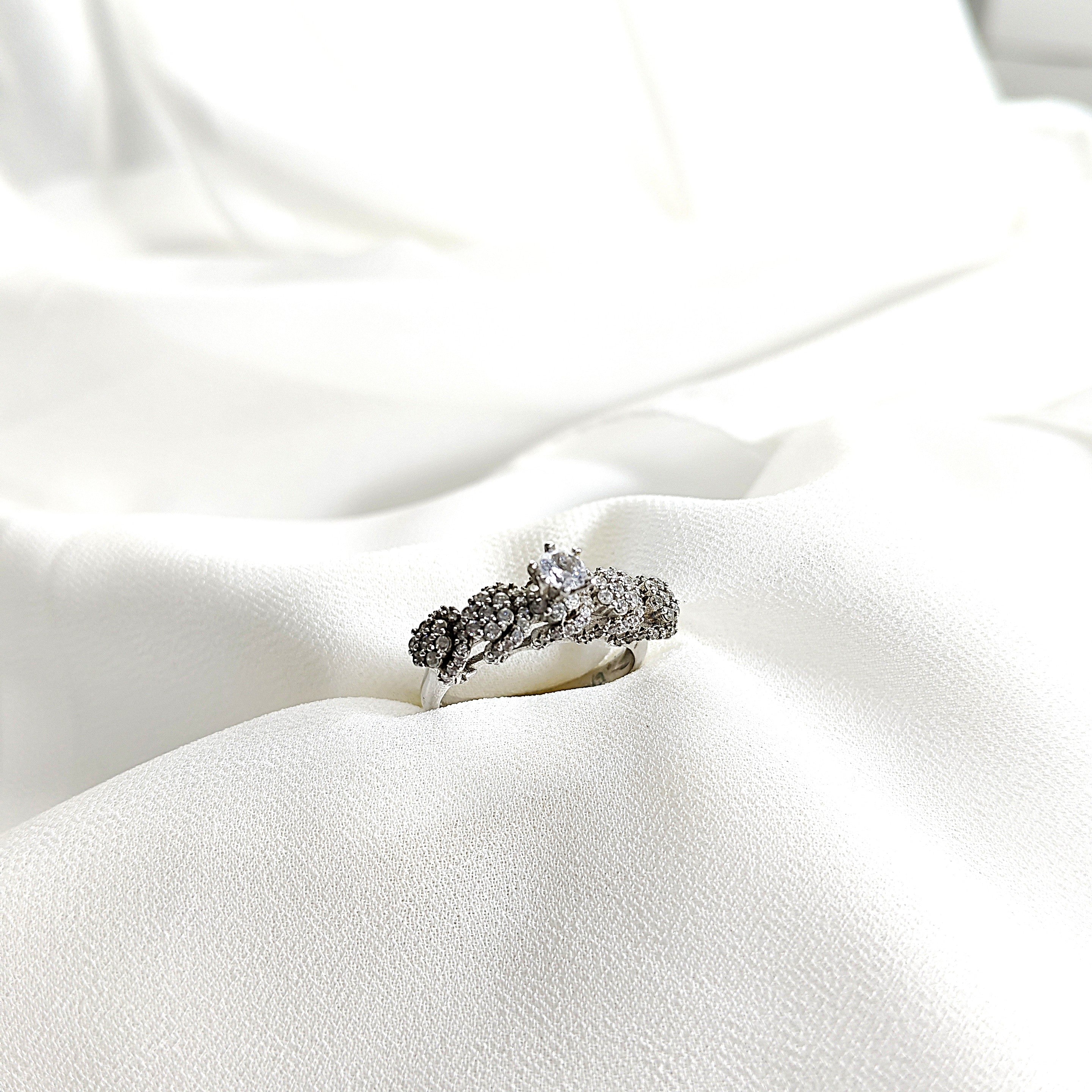 Bague en argent 925 “Roses Éternelles” – Design floral serti de zircons Bague en argent 925 “Roses Éternelles” – Design floral serti de zircons