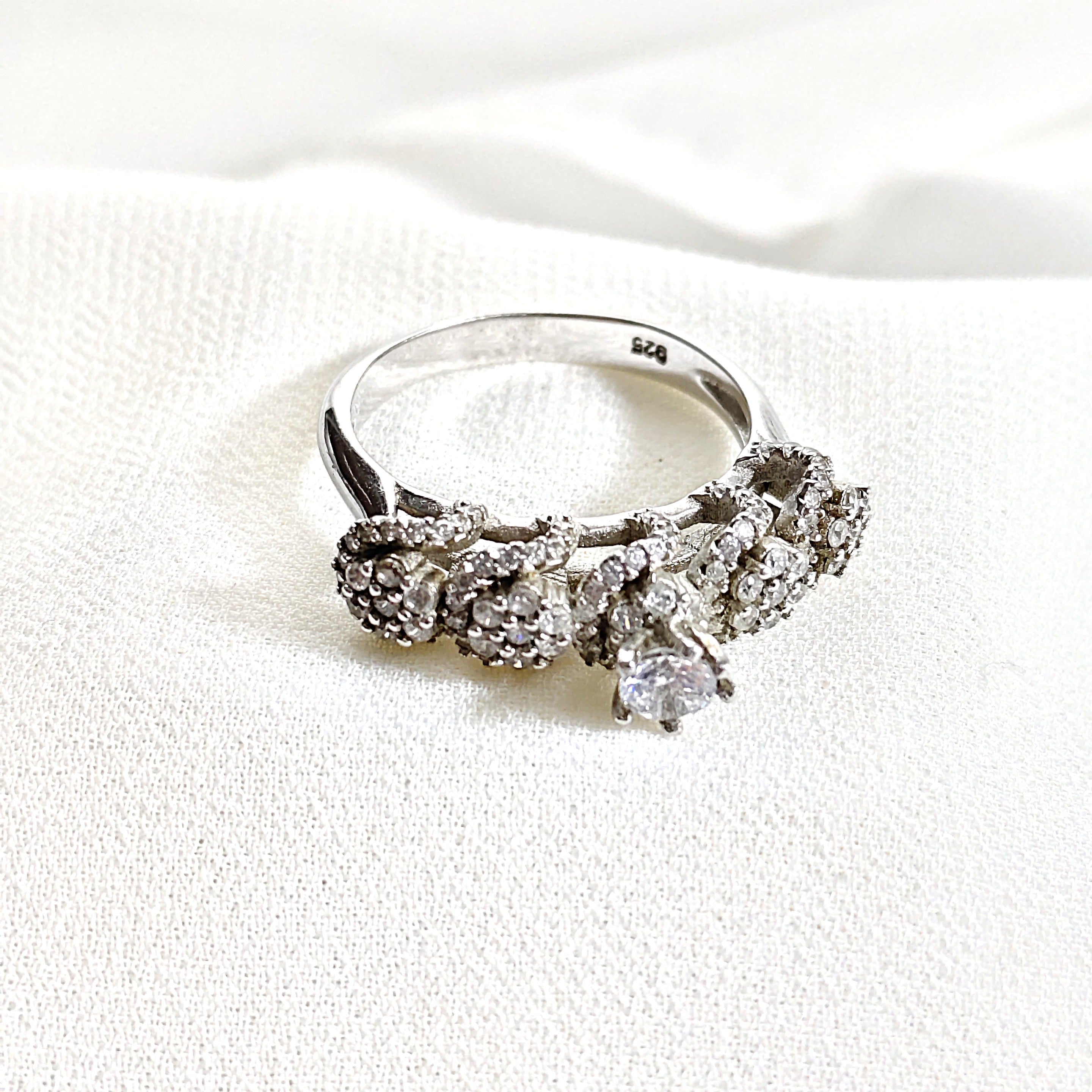 Bague en argent 925 “Roses Éternelles” – Design floral serti de zircons Bague en argent 925 “Roses Éternelles” – Design floral serti de zircons
