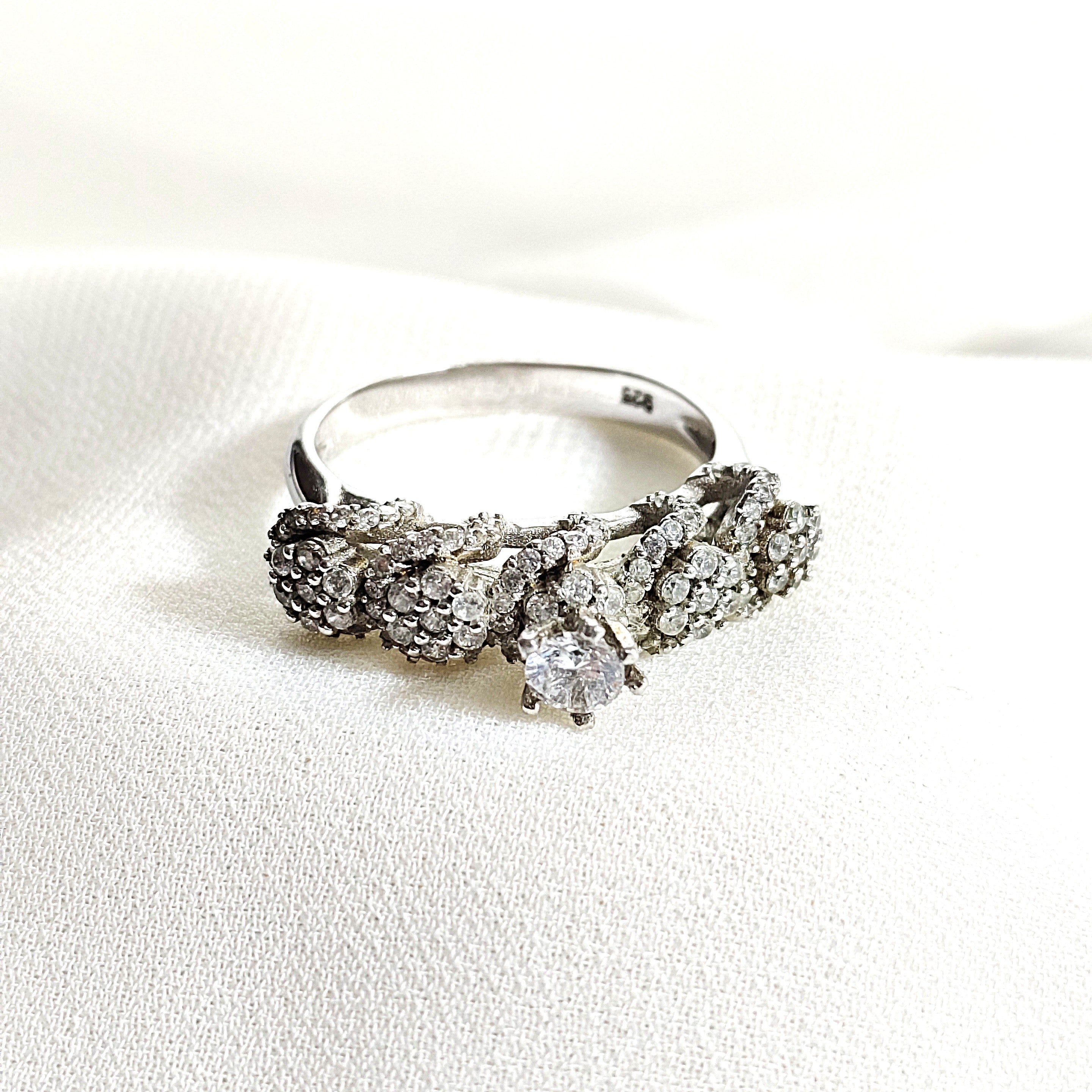 Bague en argent 925 “Roses Éternelles” – Design floral serti de zircons Bague en argent 925 “Roses Éternelles” – Design floral serti de zircons