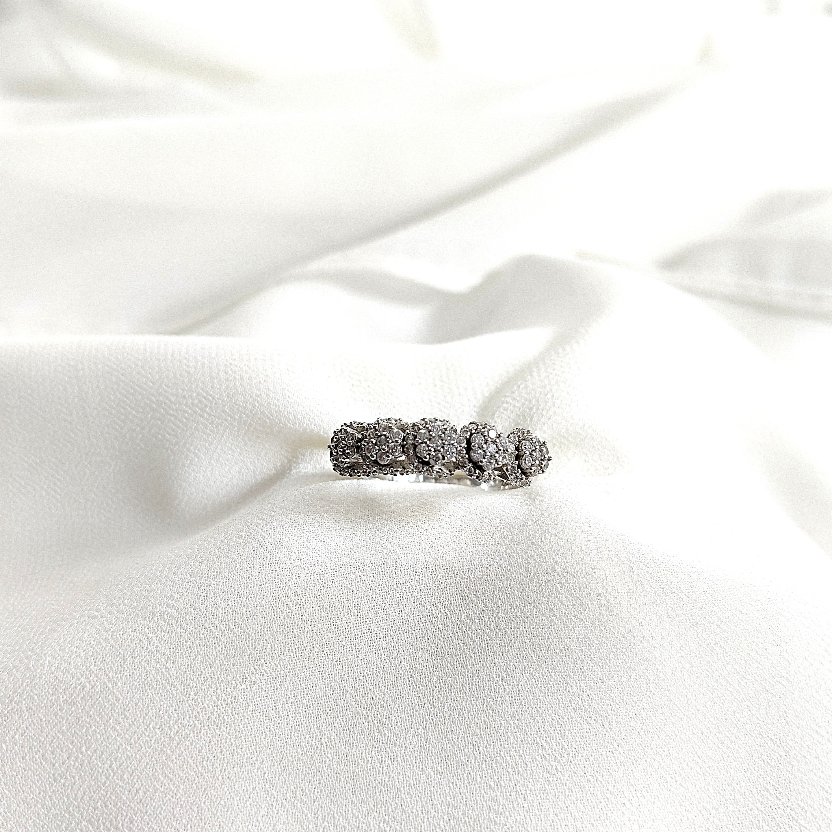 Bague en argent 925 “Élégance Florale” – Sertie de zircons scintillants Bague en argent 925 “Élégance Florale” – Sertie de zircons scintillants