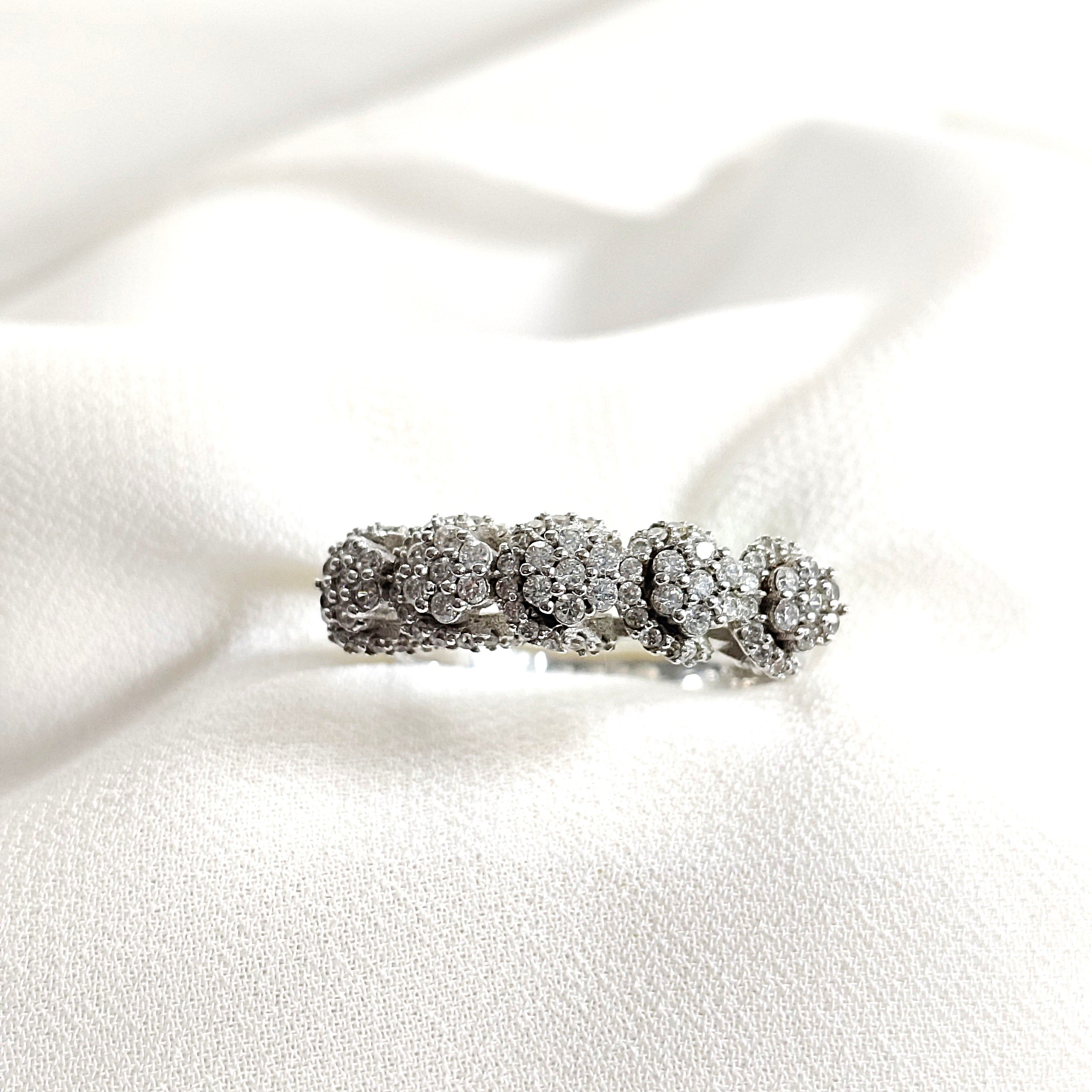 Bague en argent 925 “Élégance Florale” – Sertie de zircons scintillants Bague en argent 925 “Élégance Florale” – Sertie de zircons scintillants