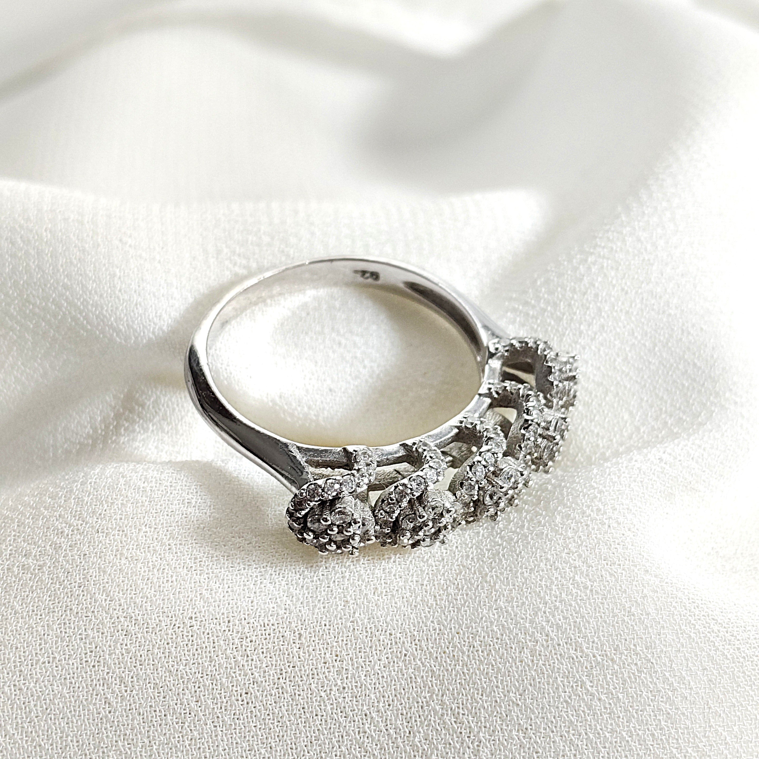 Bague en argent 925 “Élégance Florale” – Sertie de zircons scintillants Bague en argent 925 “Élégance Florale” – Sertie de zircons scintillants