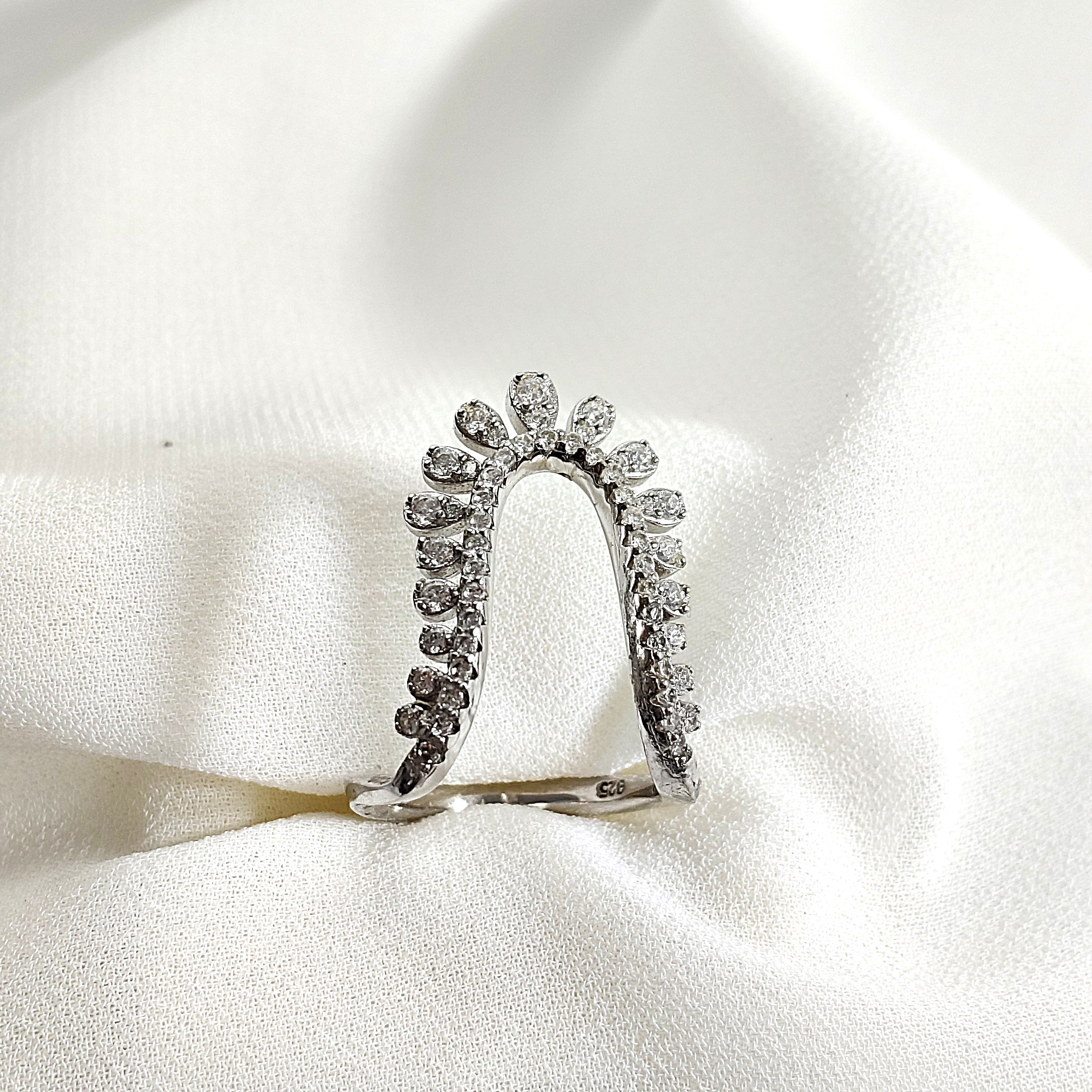 Bague en argent 925 “Couronne d’Éclat” – Anneau ouvert orné de zircons scintillants Bague en argent 925 “Couronne d’Éclat” – Anneau ouvert orné de zircons scintillants