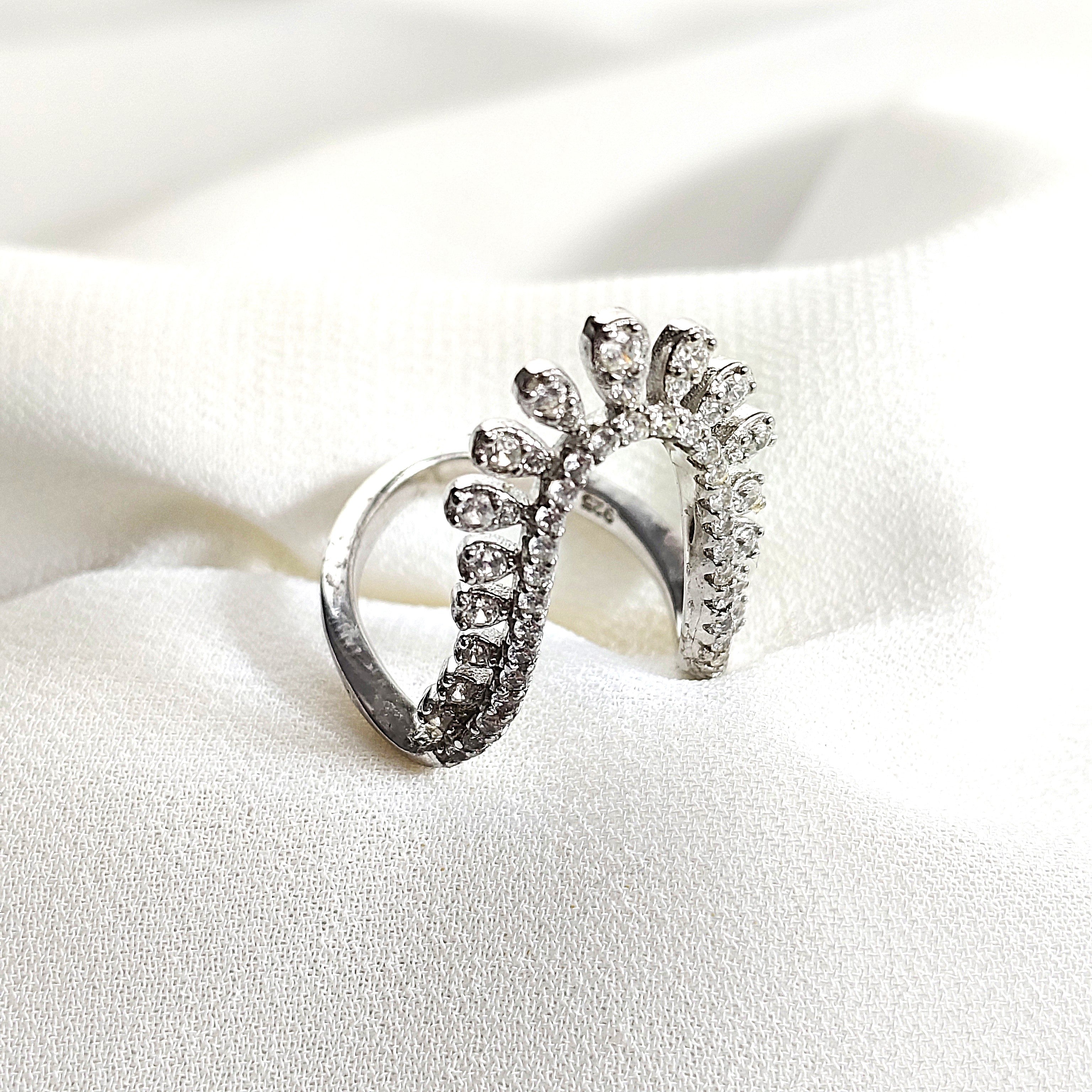 Bague en argent 925 “Couronne d’Éclat” – Anneau ouvert orné de zircons scintillants Bague en argent 925 “Couronne d’Éclat” – Anneau ouvert orné de zircons scintillants
