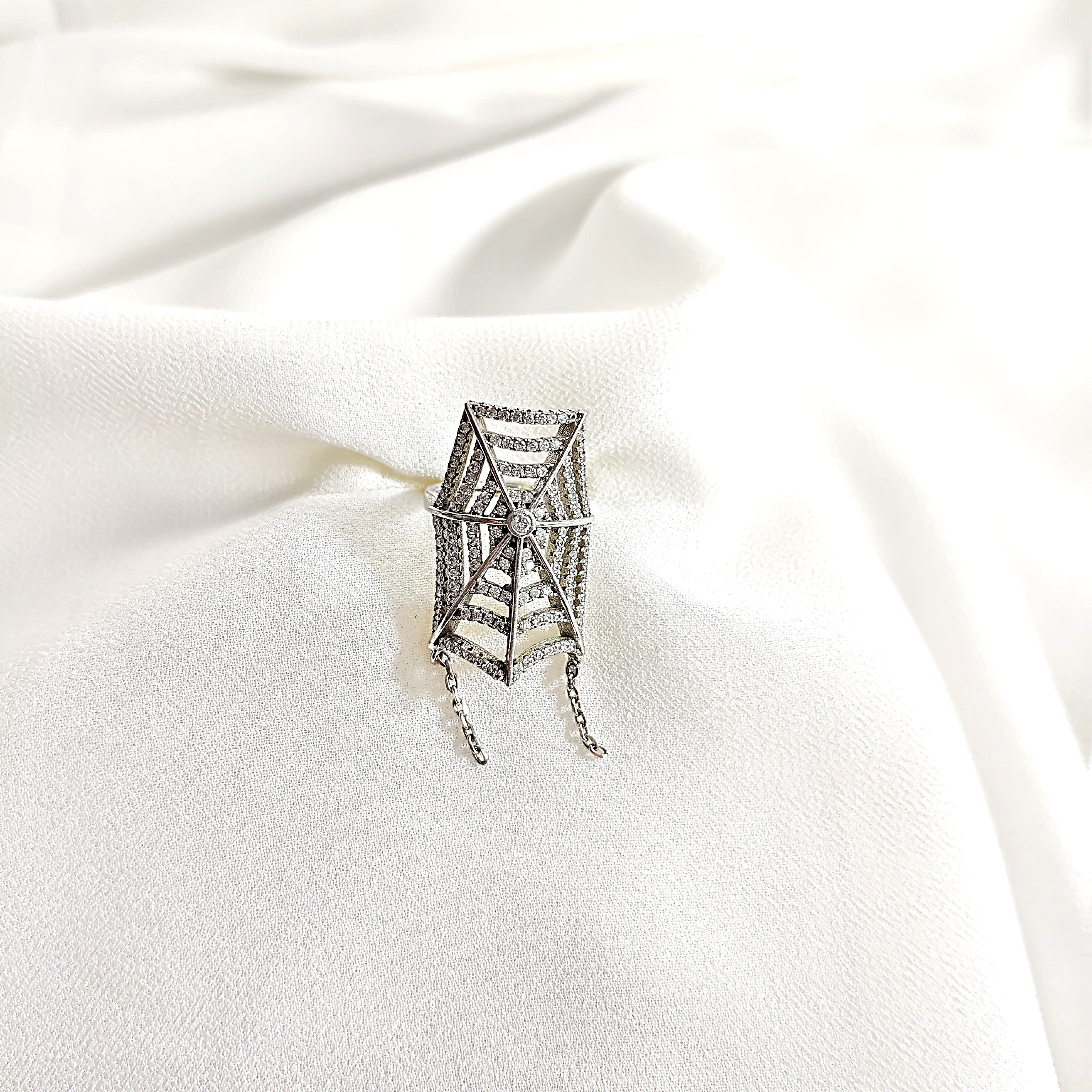 Bague en argent 925 “Toile d’Éclat” – Design arachnéen serti de zircons Bague en argent 925 “Toile d’Éclat” – Design arachnéen serti de zircons