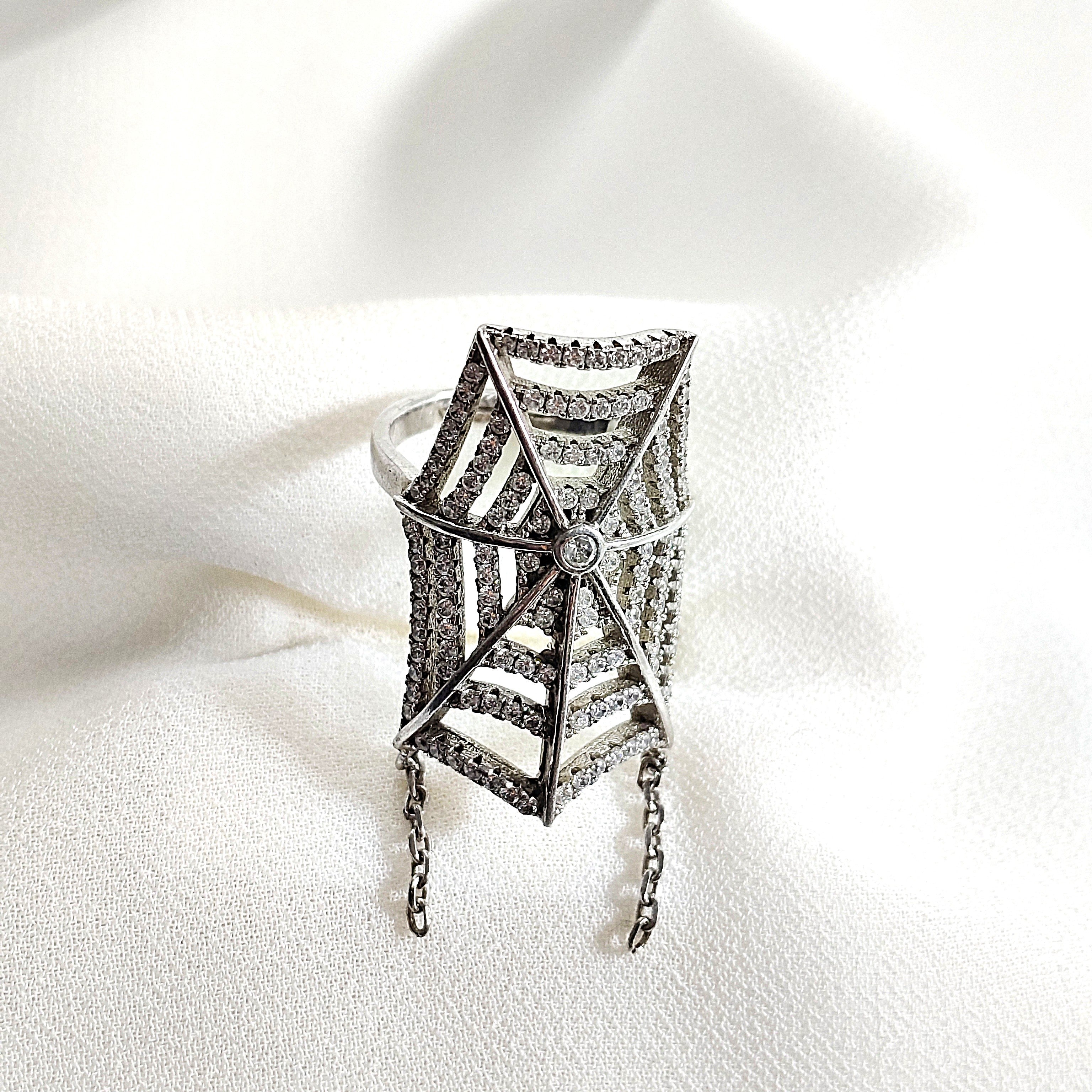 Bague en argent 925 “Toile d’Éclat” – Design arachnéen serti de zircons Bague en argent 925 “Toile d’Éclat” – Design arachnéen serti de zircons