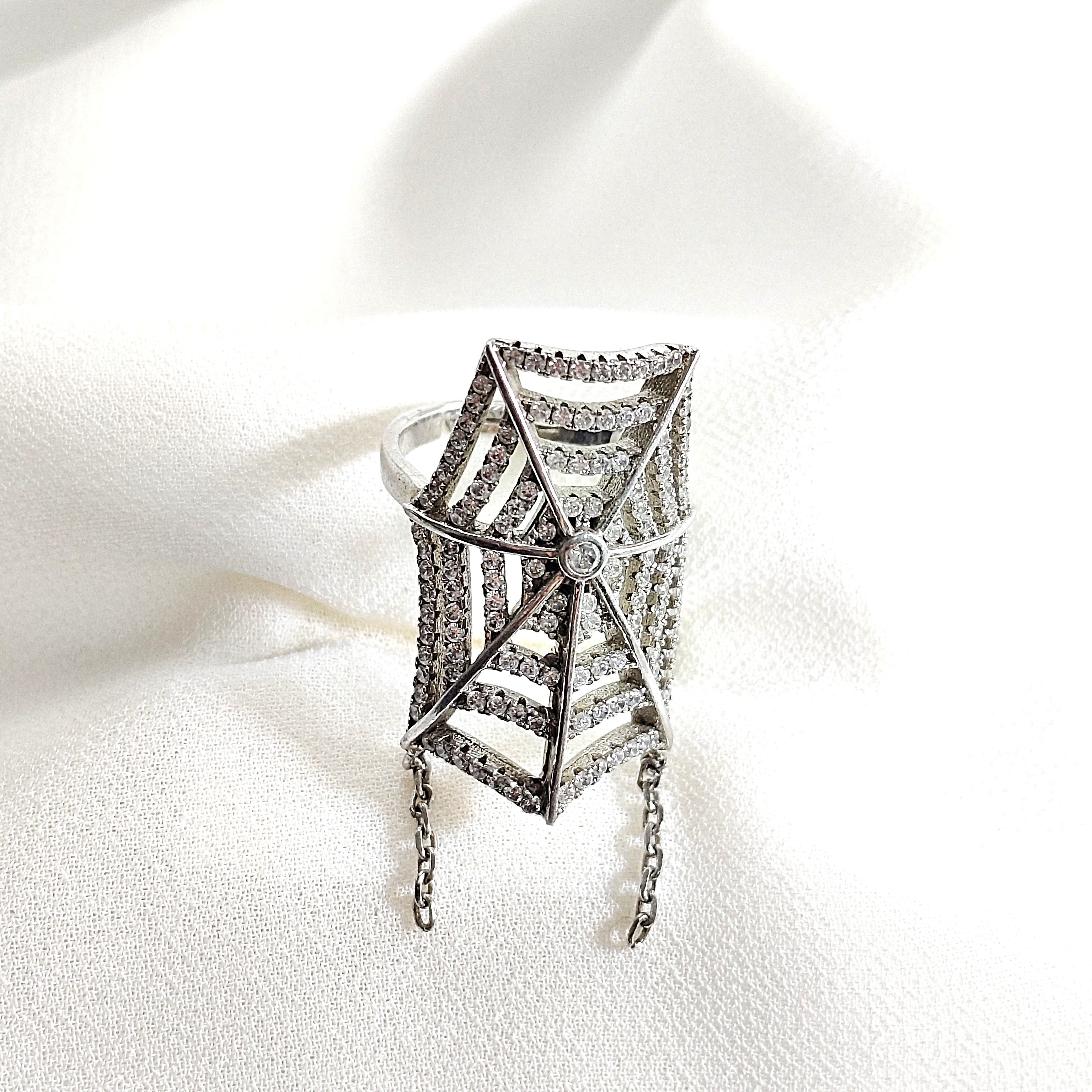 Bague en argent 925 “Toile d’Éclat” – Design arachnéen serti de zircons Bague en argent 925 “Toile d’Éclat” – Design arachnéen serti de zircons