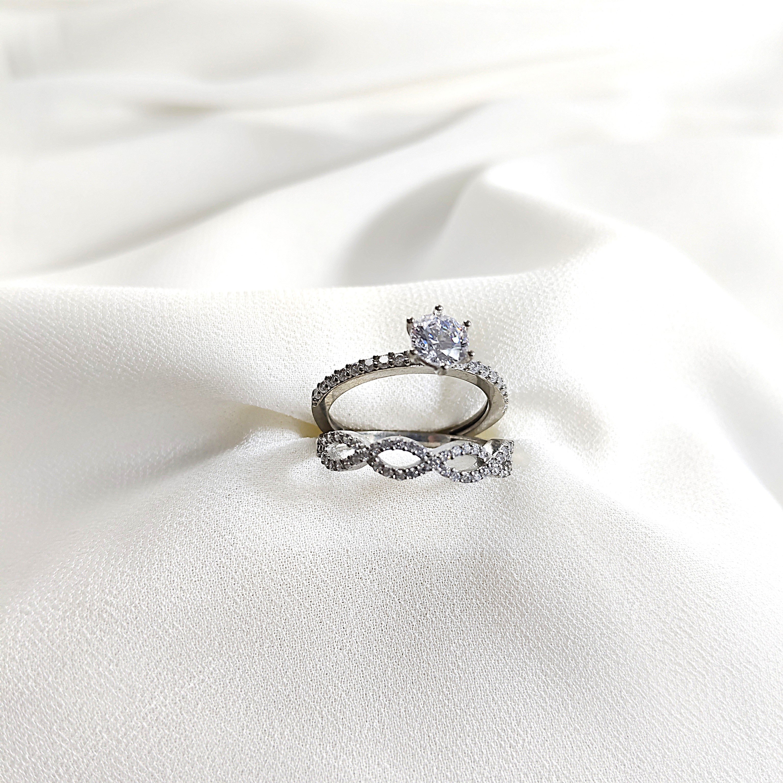 Bague en argent 925 “Éternité Brillante” – Duo d’alliance et solitaire en zircon Bague en argent 925 “Éternité Brillante” – Duo d’alliance et solitaire en zircon