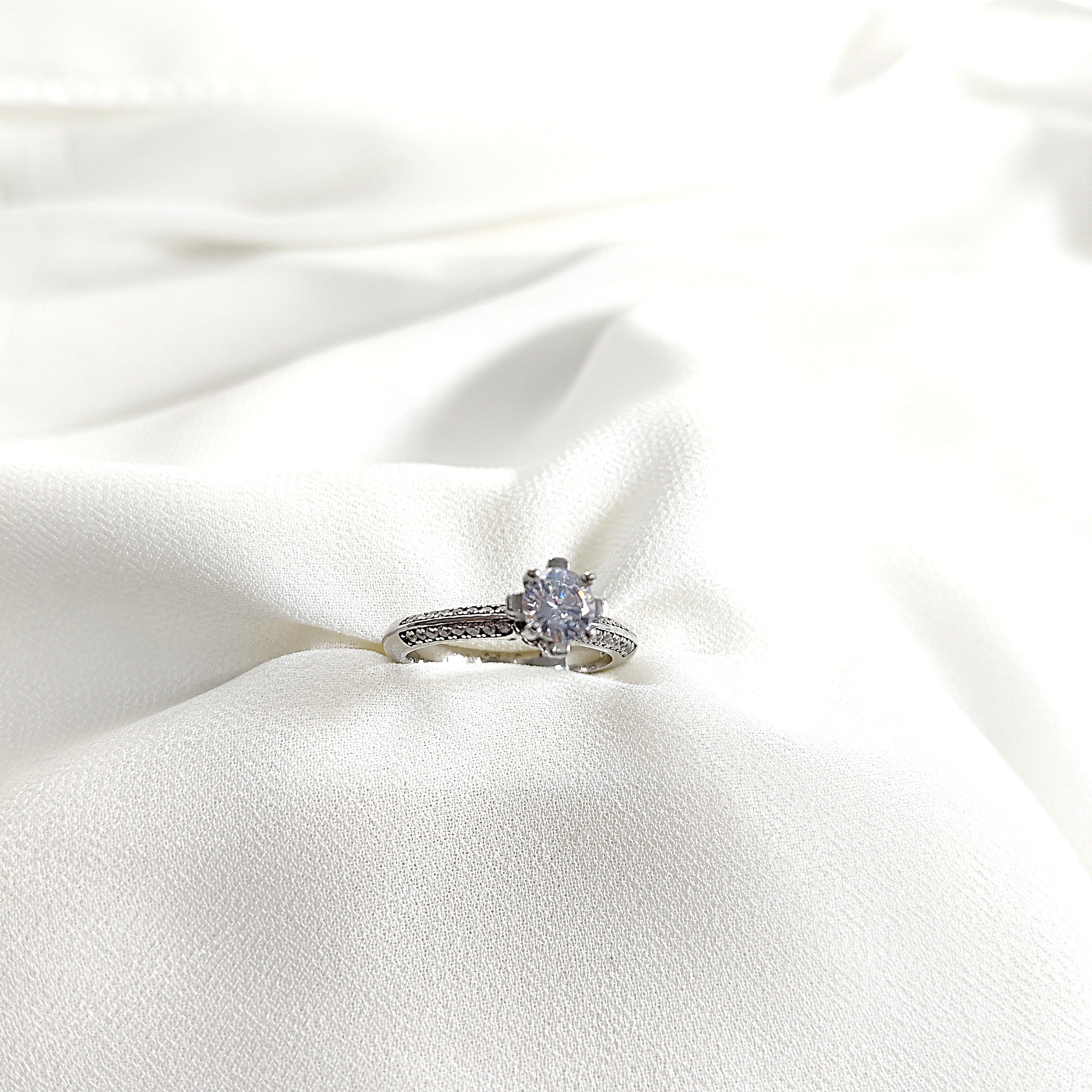 Bague en argent 925 “Éclat Royal” – Solitaire serti de zircons étincelants Bague en argent 925 “Éclat Royal” – Solitaire serti de zircons étincelants