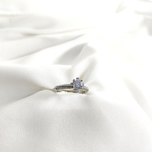 Bague en argent 925 “Éclat Royal” – Solitaire serti de zircons étincelants