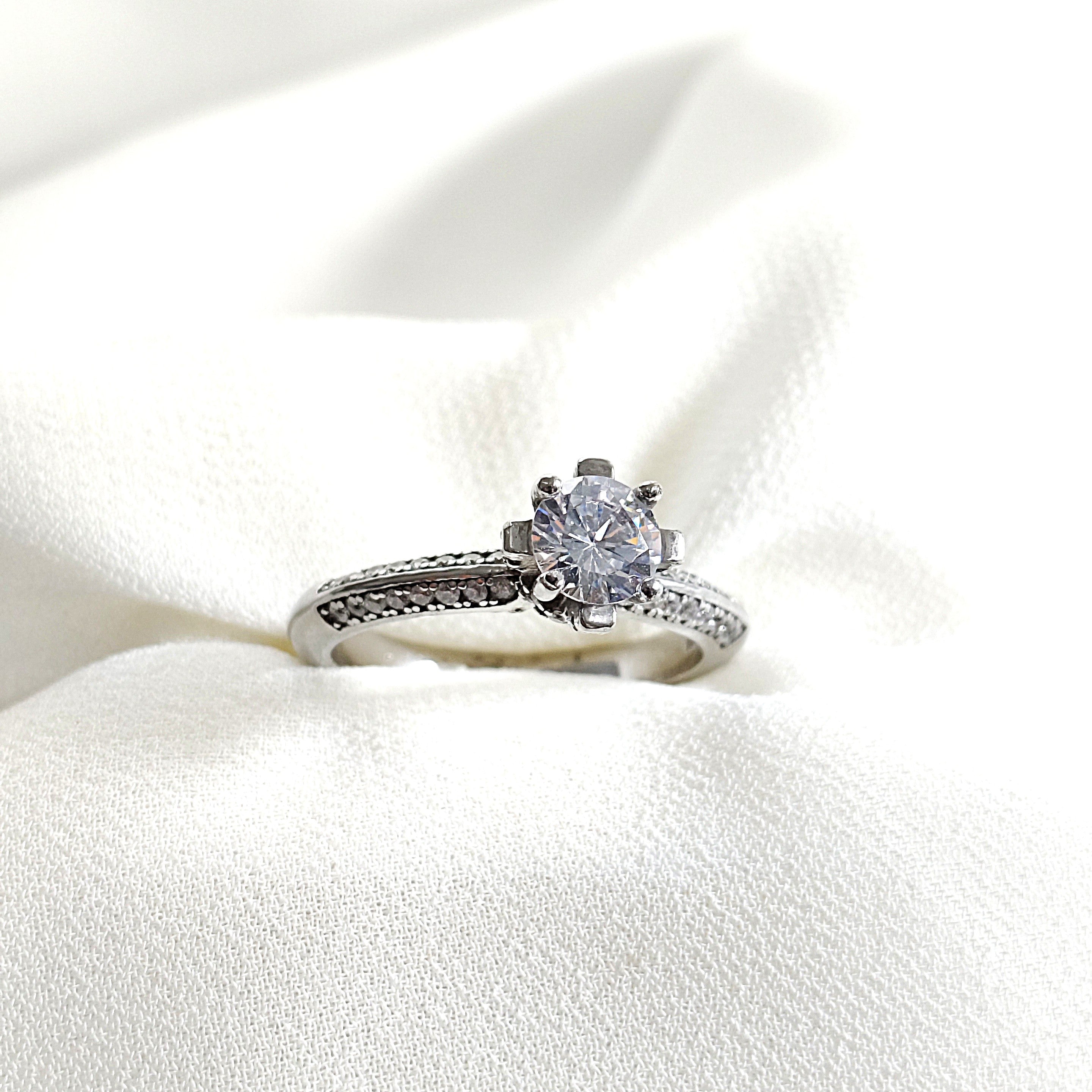 Bague en argent 925 “Éclat Royal” – Solitaire serti de zircons étincelants Bague en argent 925 “Éclat Royal” – Solitaire serti de zircons étincelants