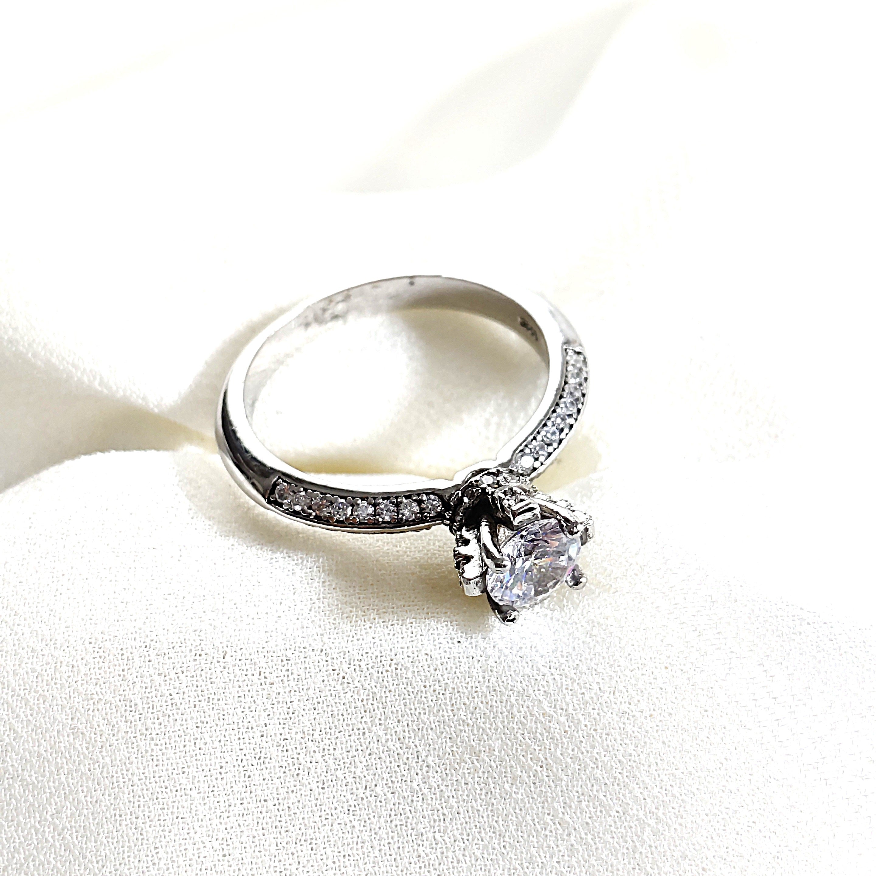 Bague en argent 925 “Éclat Royal” – Solitaire serti de zircons étincelants Bague en argent 925 “Éclat Royal” – Solitaire serti de zircons étincelants