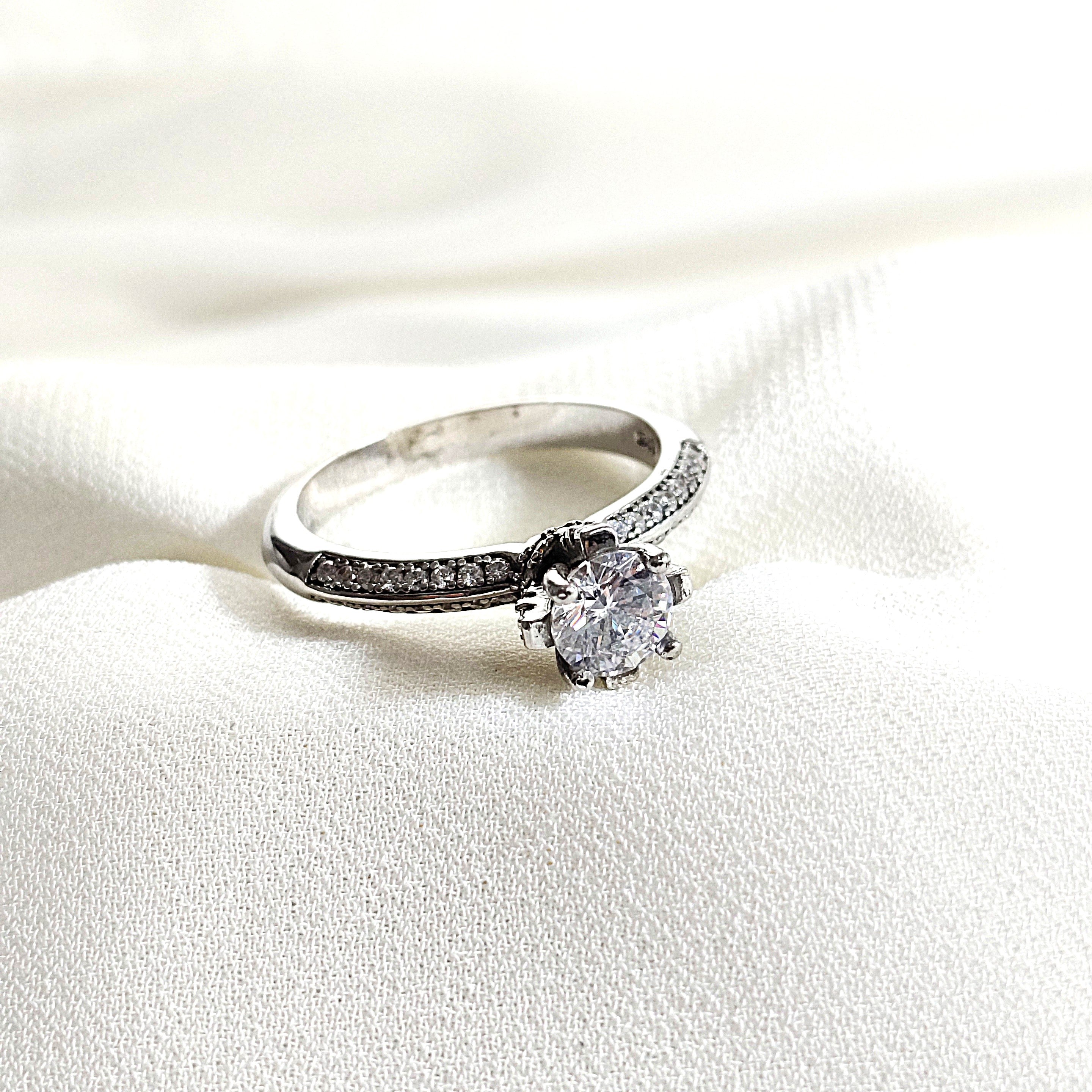Bague en argent 925 “Éclat Royal” – Solitaire serti de zircons étincelants Bague en argent 925 “Éclat Royal” – Solitaire serti de zircons étincelants
