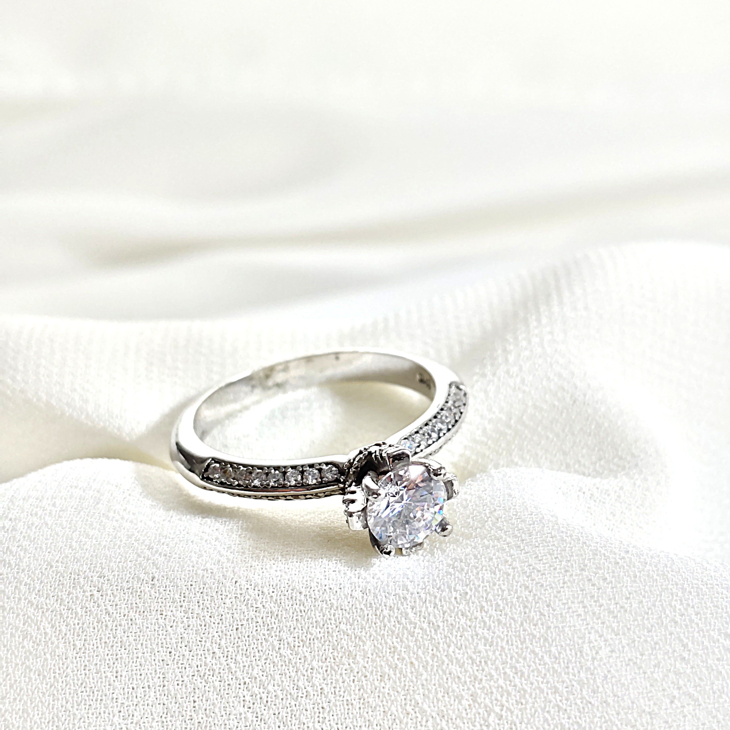 Bague en argent 925 “Éclat Royal” – Solitaire serti de zircons étincelants Bague en argent 925 “Éclat Royal” – Solitaire serti de zircons étincelants