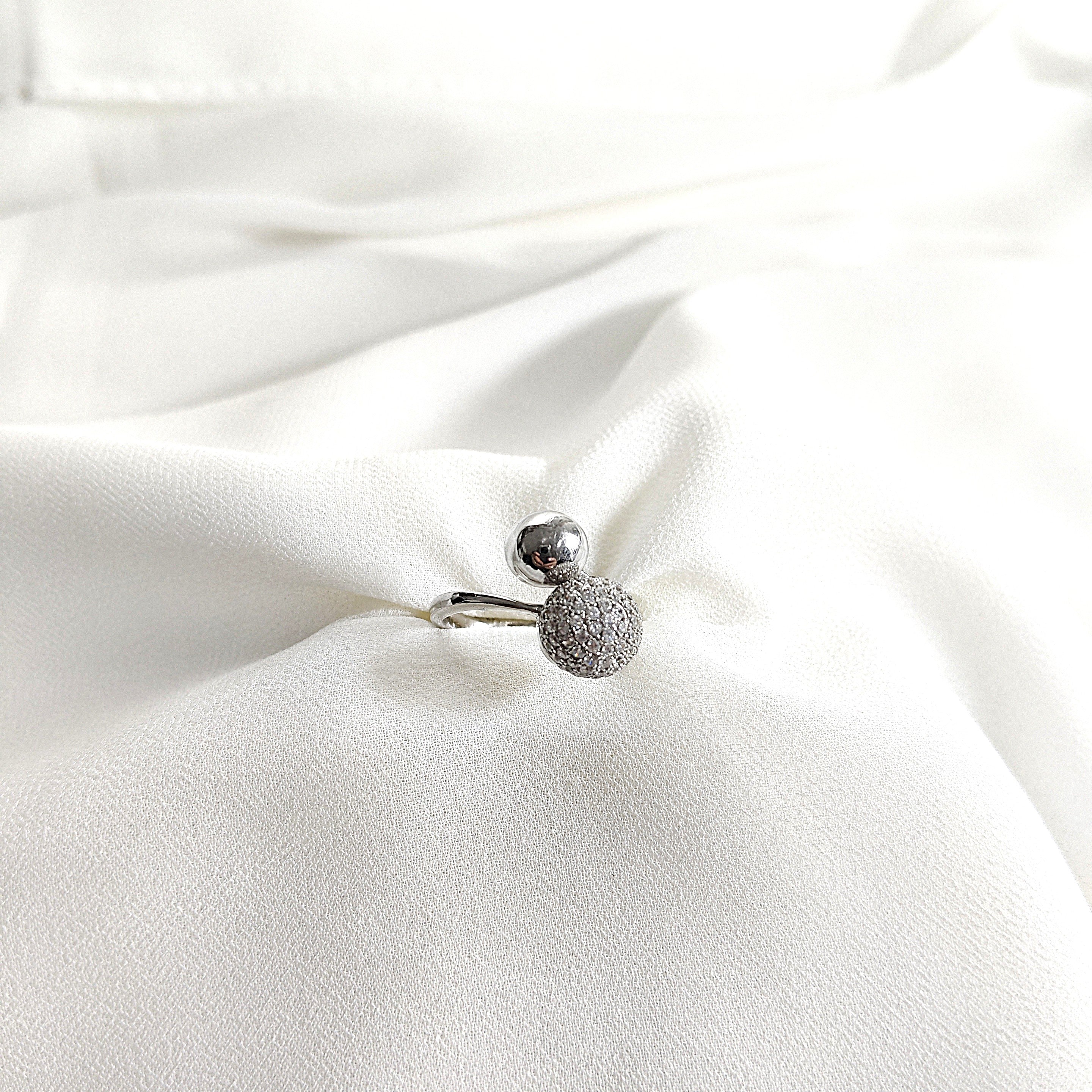 Bague en argent 925 “Équilibre Moderne” – Double sphère pavée de zircons Bague en argent 925 “Équilibre Moderne” – Double sphère pavée de zircons
