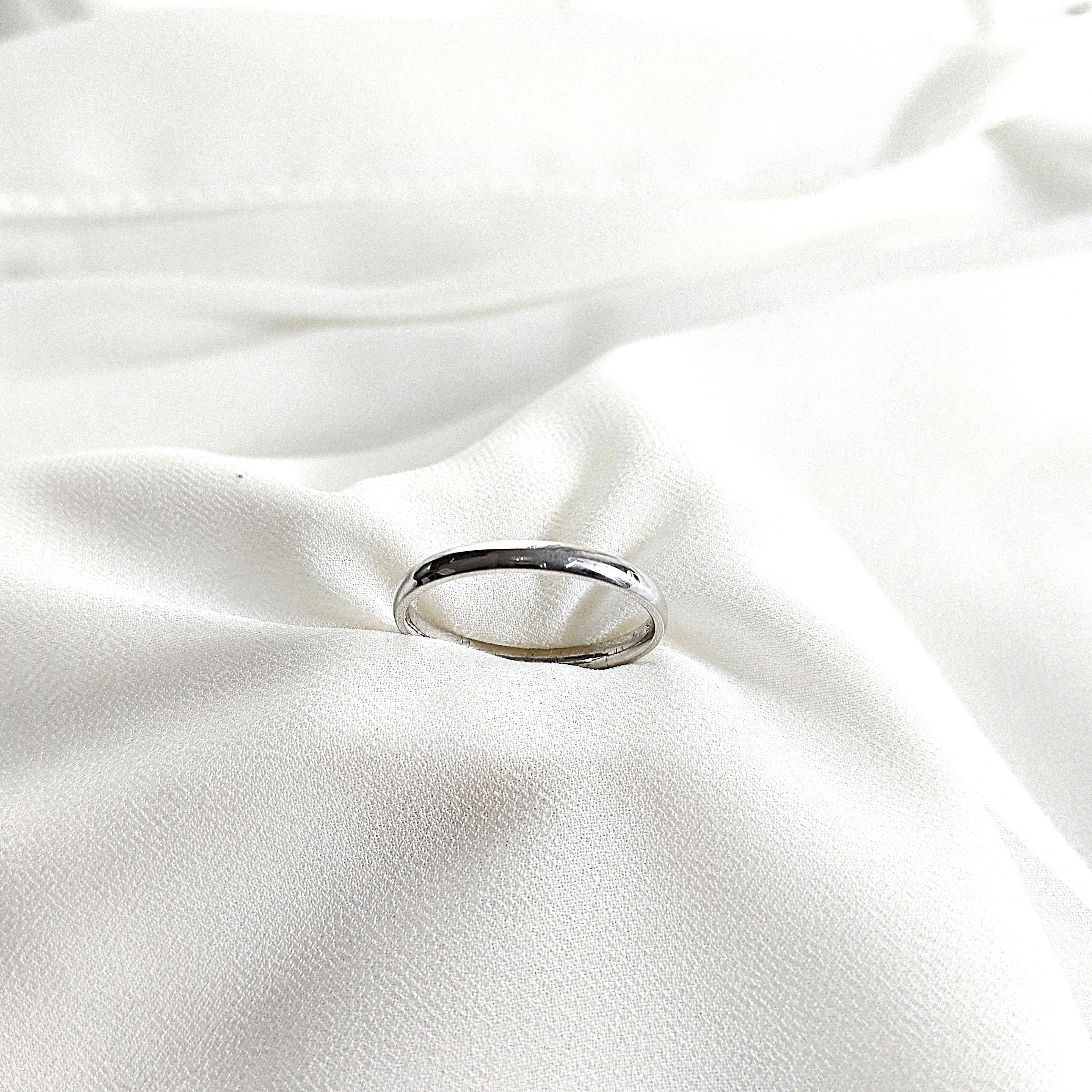 Bague homme fine en argent poli – Élégance minimaliste Bague homme fine en argent poli – Élégance minimaliste
