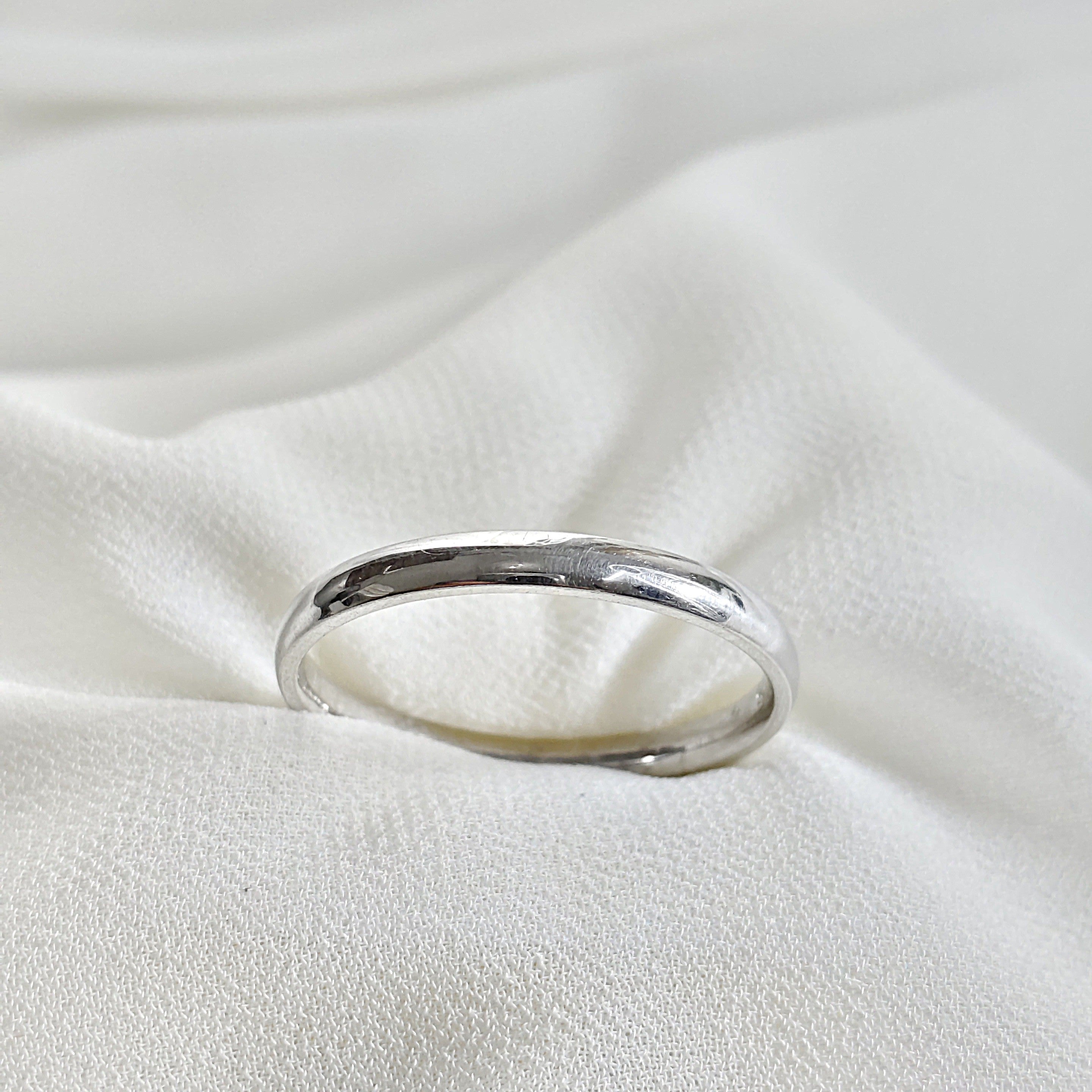 Bague homme fine en argent poli – Élégance minimaliste Bague homme fine en argent poli – Élégance minimaliste