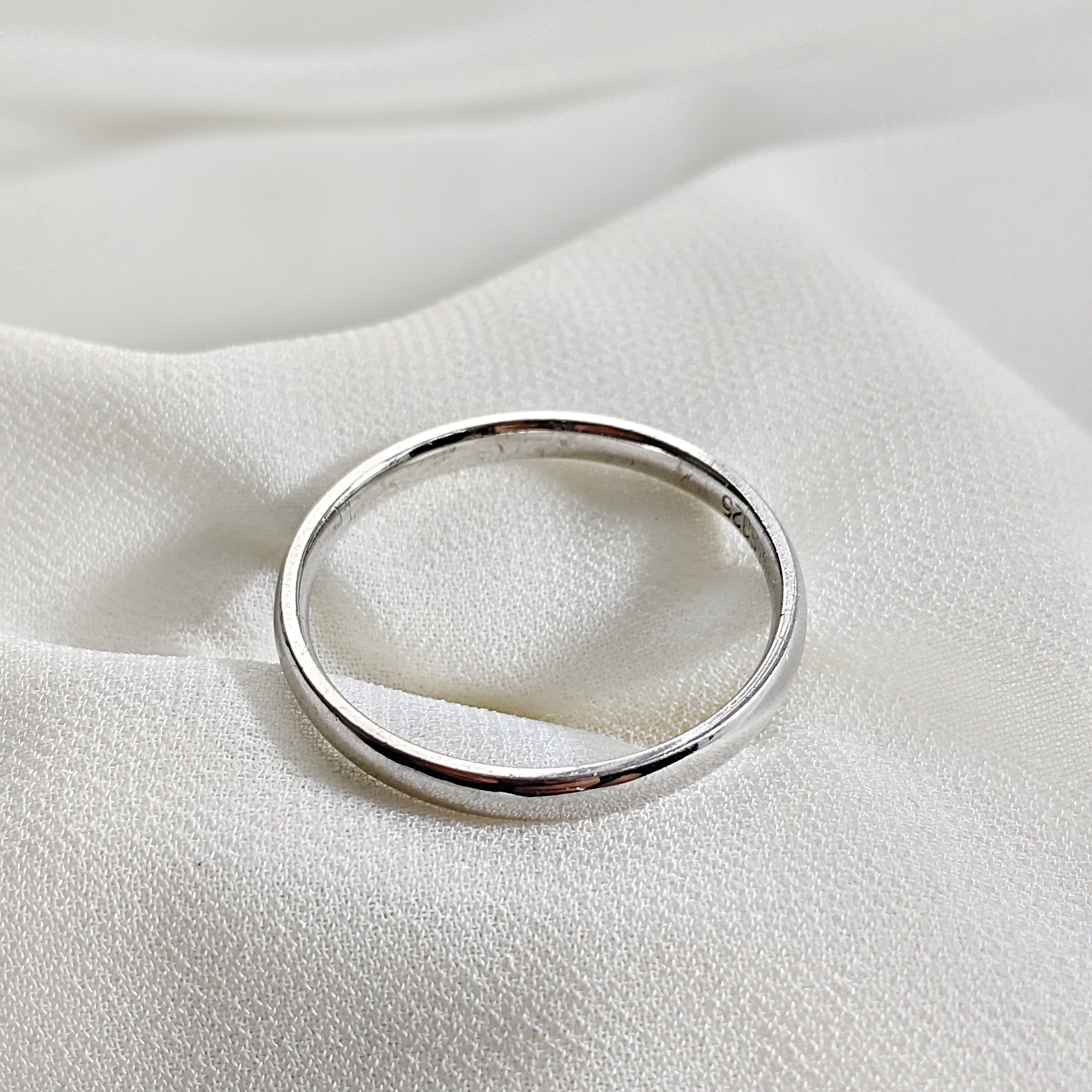 Bague homme fine en argent poli – Élégance minimaliste Bague homme fine en argent poli – Élégance minimaliste