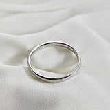 Bague homme fine en argent poli – Élégance minimaliste Bague homme fine en argent poli – Élégance minimaliste
