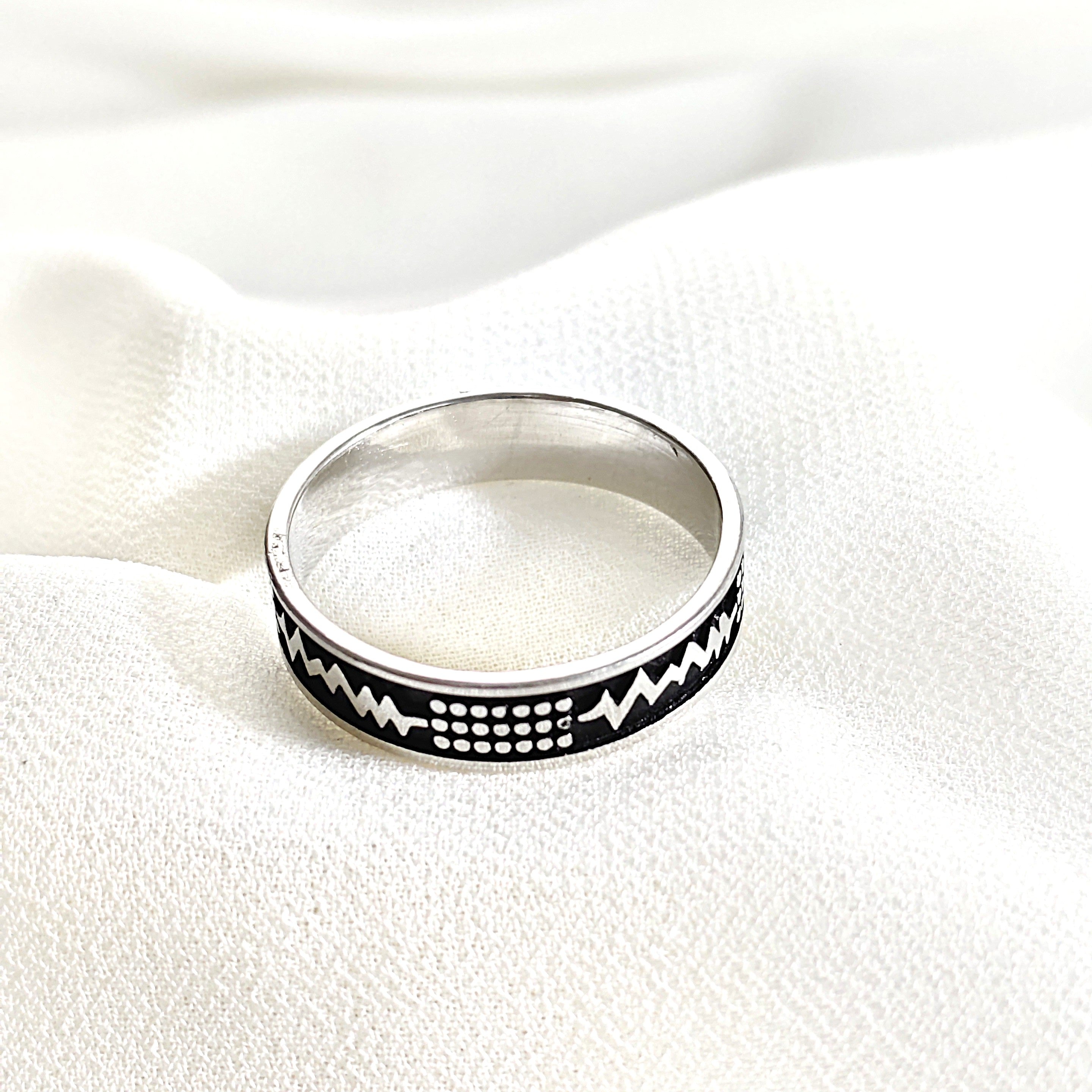 Bague homme en argent 925 motif battement de cœur – Style moderne Bague homme en argent 925 motif battement de cœur – Style moderne