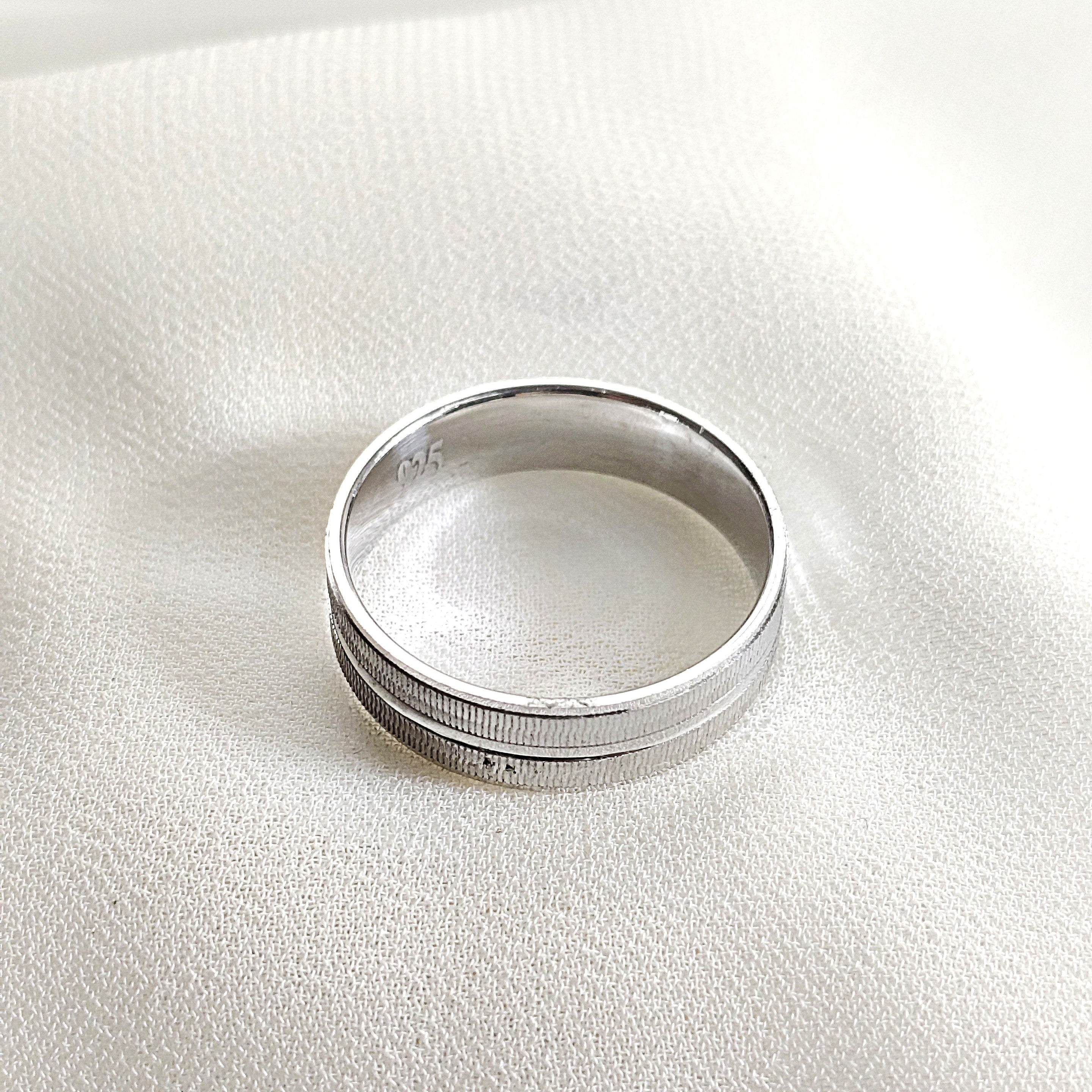 Bague homme en argent anneau texturé double liseré Bague homme en argent anneau texturé double liseré