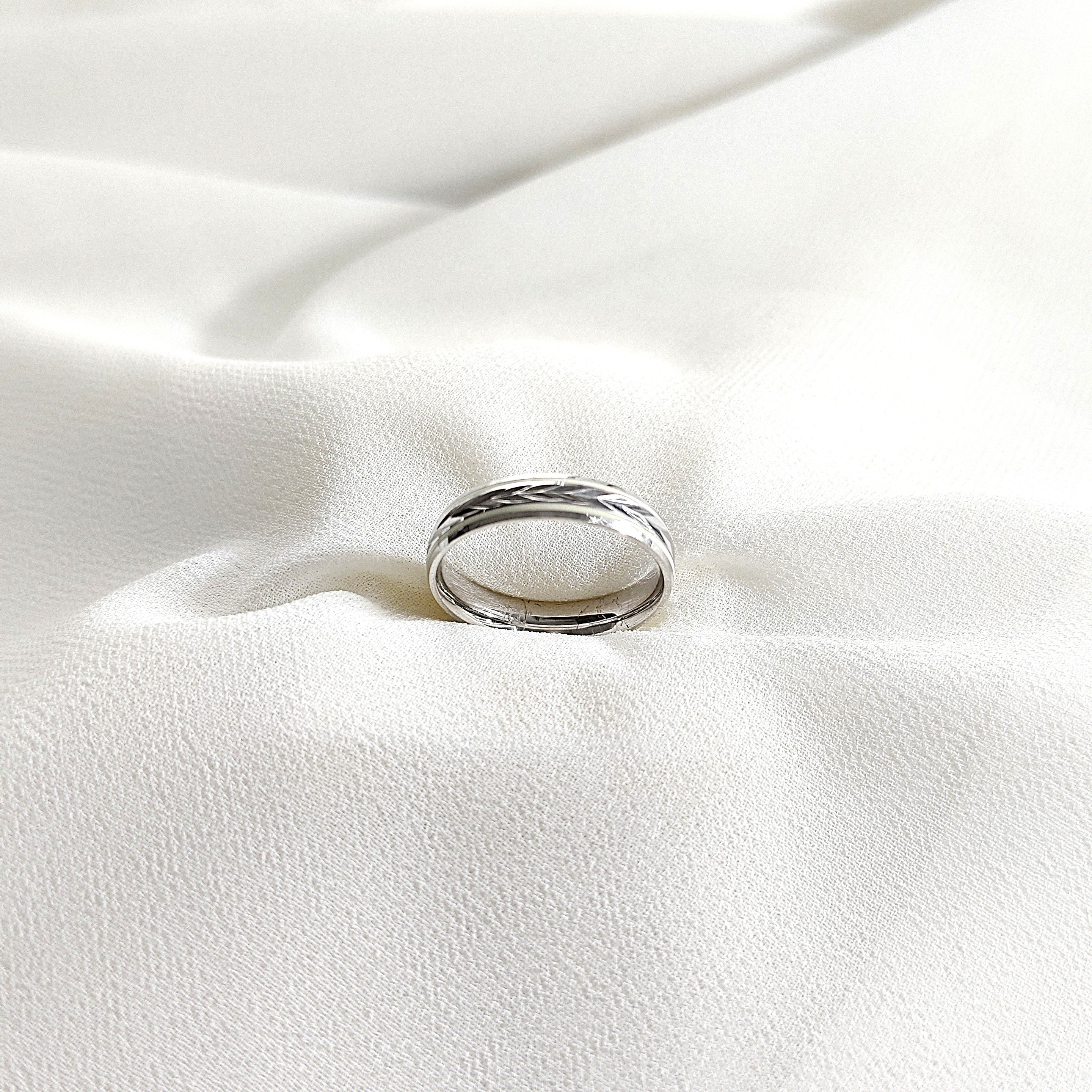Bague Homme en argent motif gravé discret Bague Homme en argent motif gravé discret